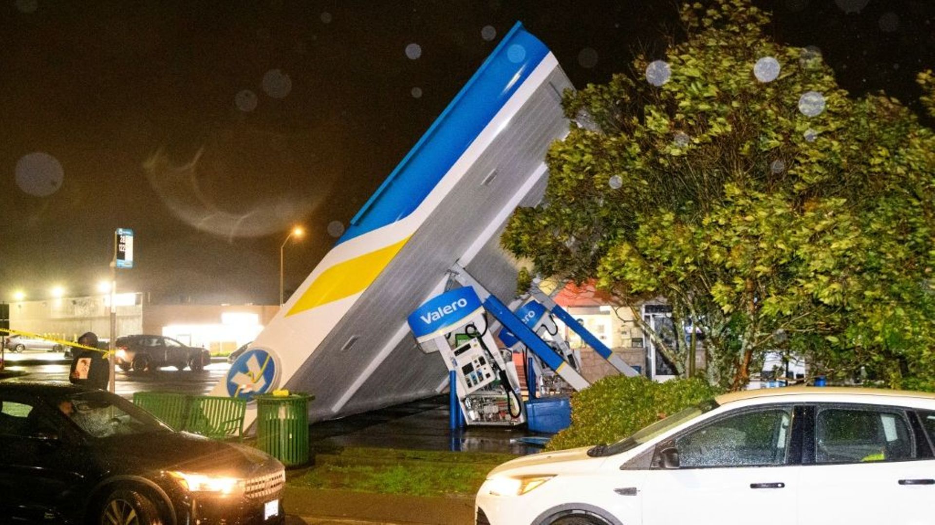Une station-service endommagée par la tempête, à South San Francisco en Californie le 4 janvier 2023