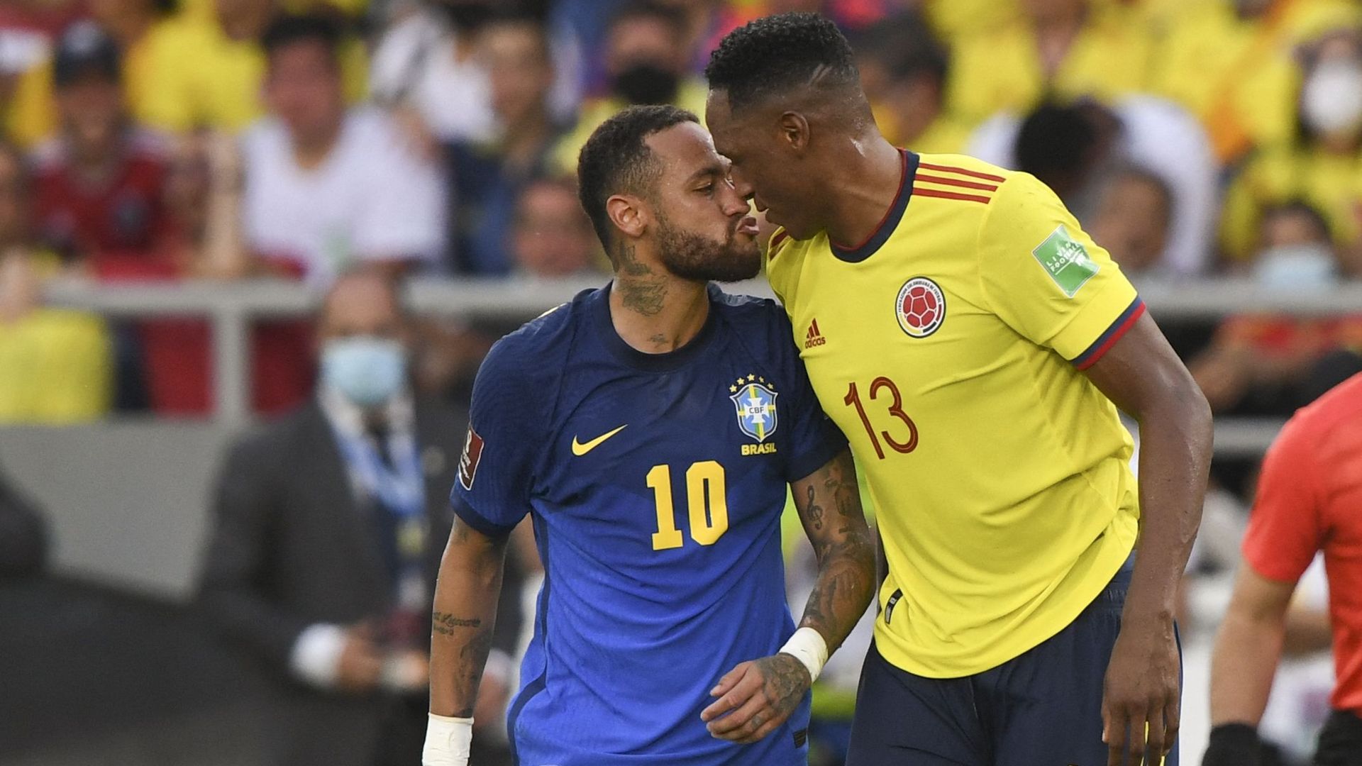 Neymar et Yerry Mina se cherchent lors de la rencontre entre le Brésil et la Colombie
