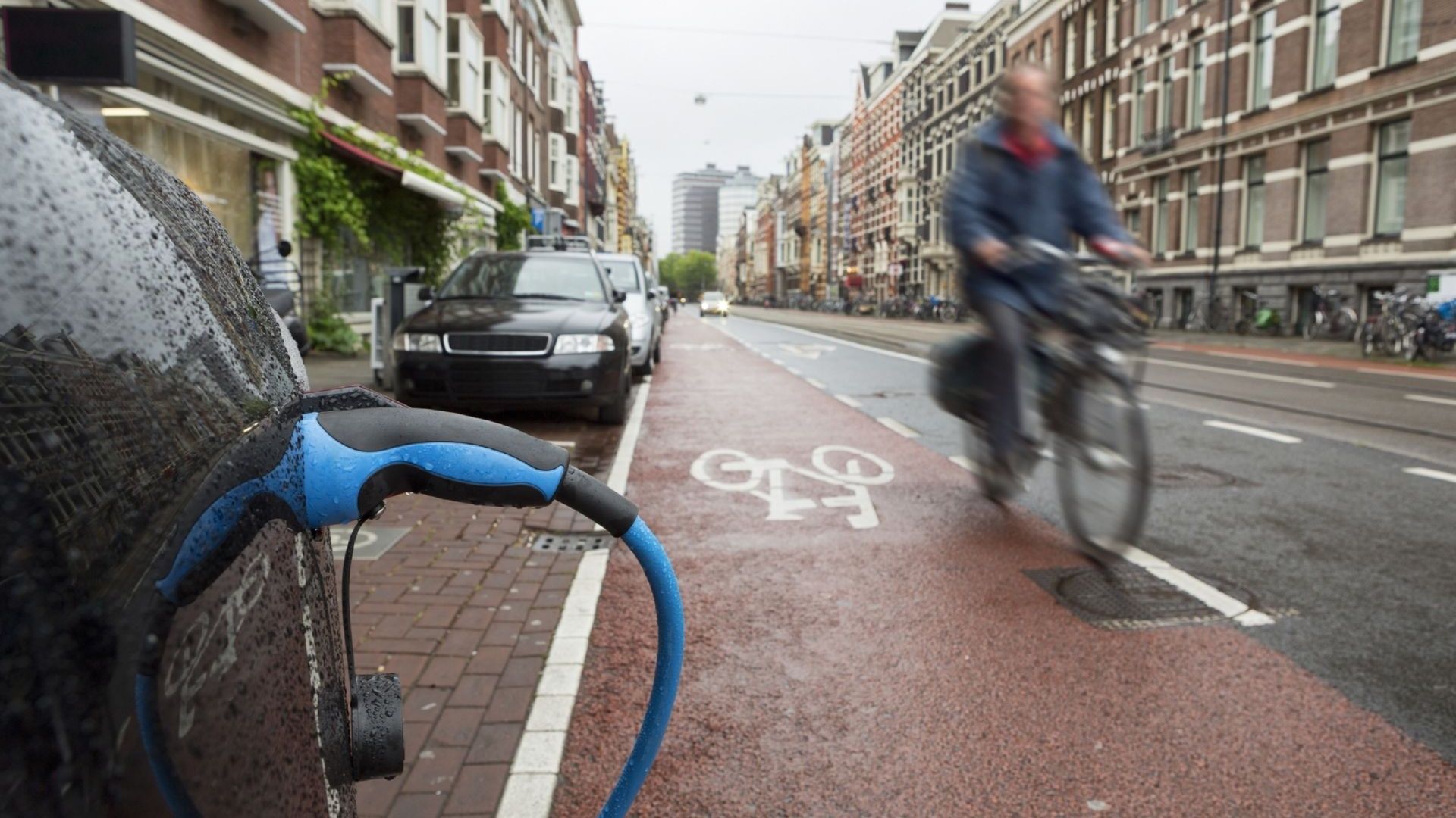 La voiture à moteur thermique va peu à peu laisser la place au tout électrique dans les grandes villes européennes (ici à Amsterdam).