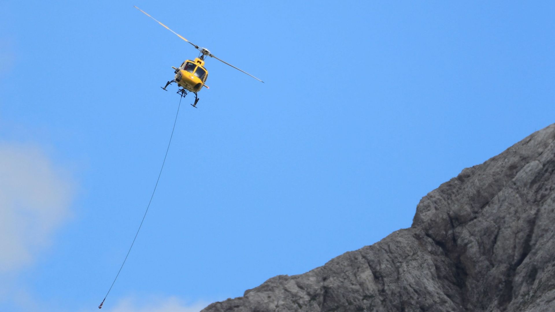 Un hélicoptère à proximité du glacier de la Marmolada, le 5 juillet 2022, deux jours après l'effondrement d'un sérac de glace qui a fait sept morts.