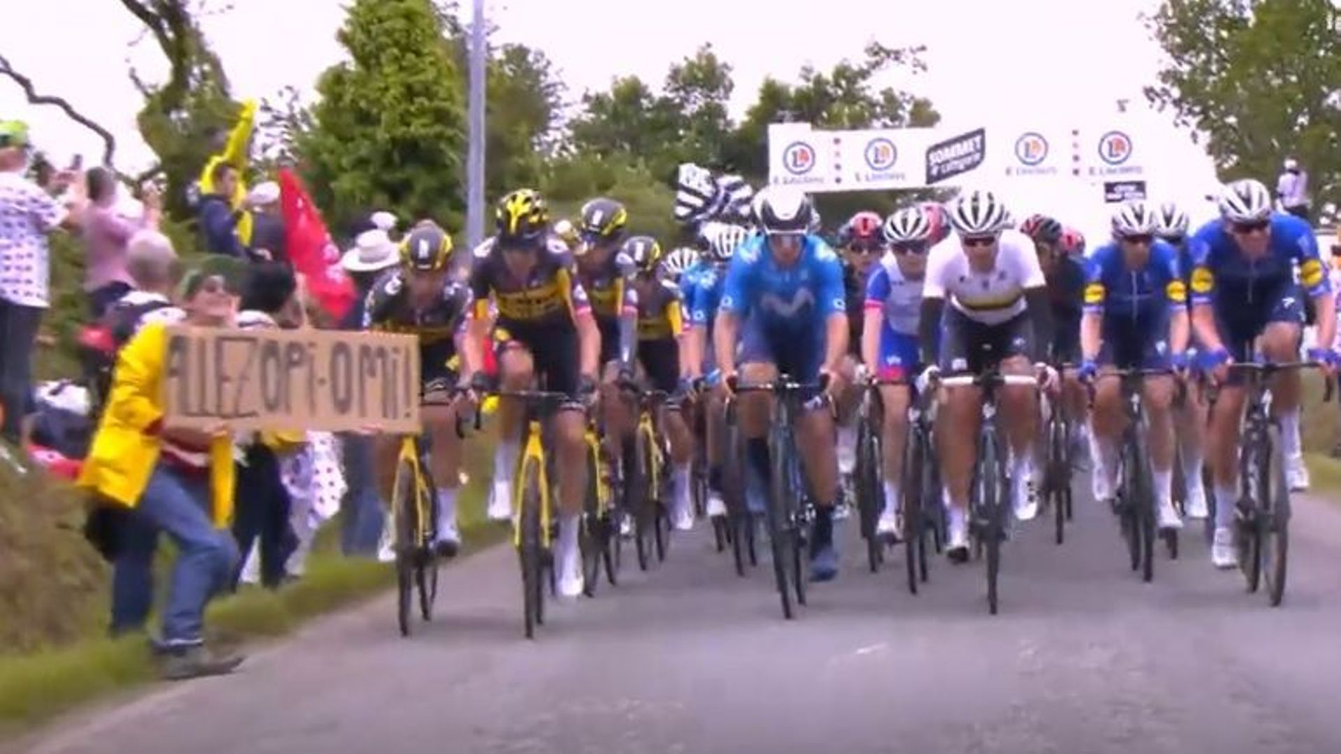 Le panneau Opi-Omi provoque une grosse chute dans le peloton