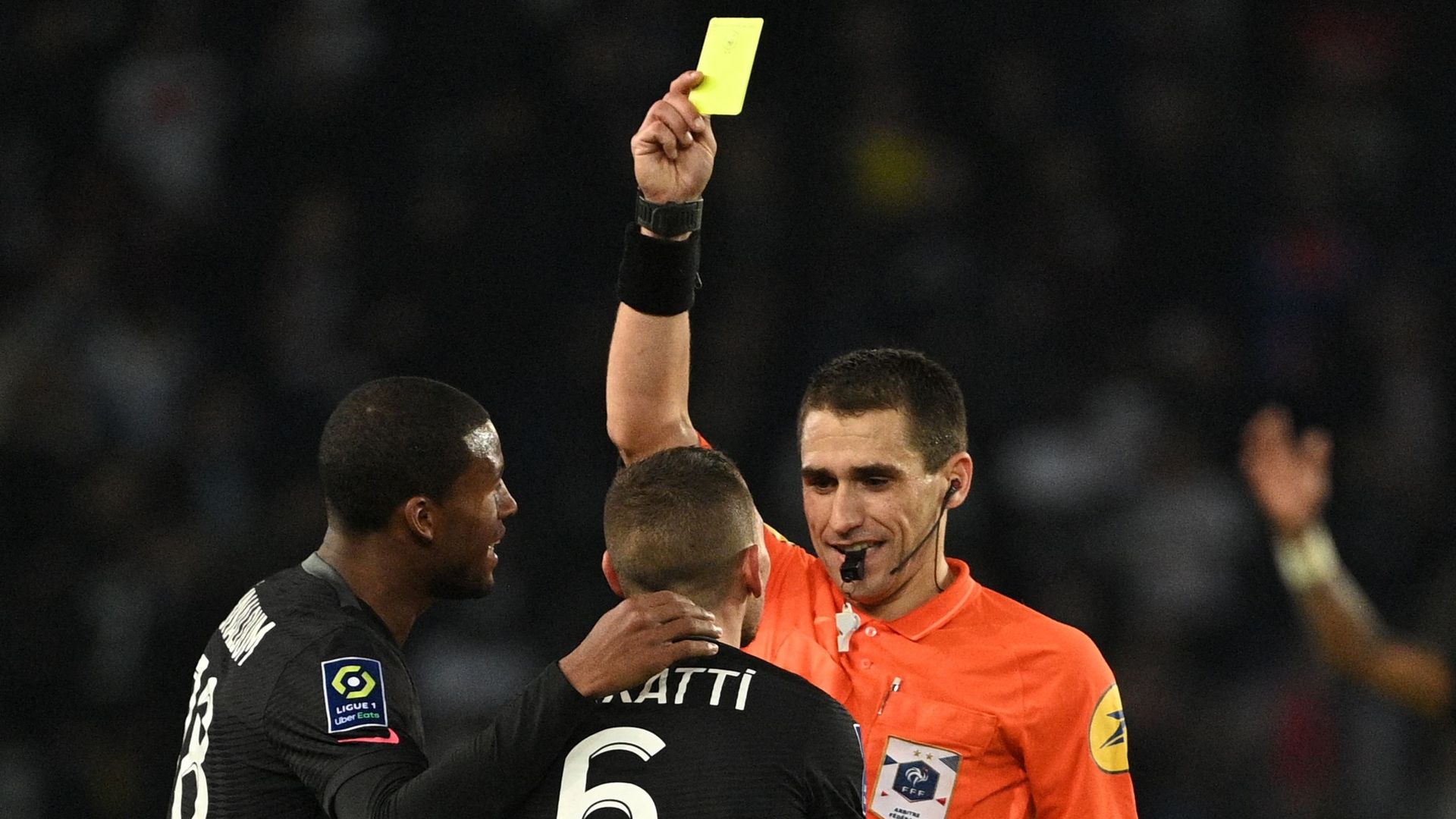 Marco Verratti (PSG) reçoit une carte jaune lors d'un match de Ligue 1