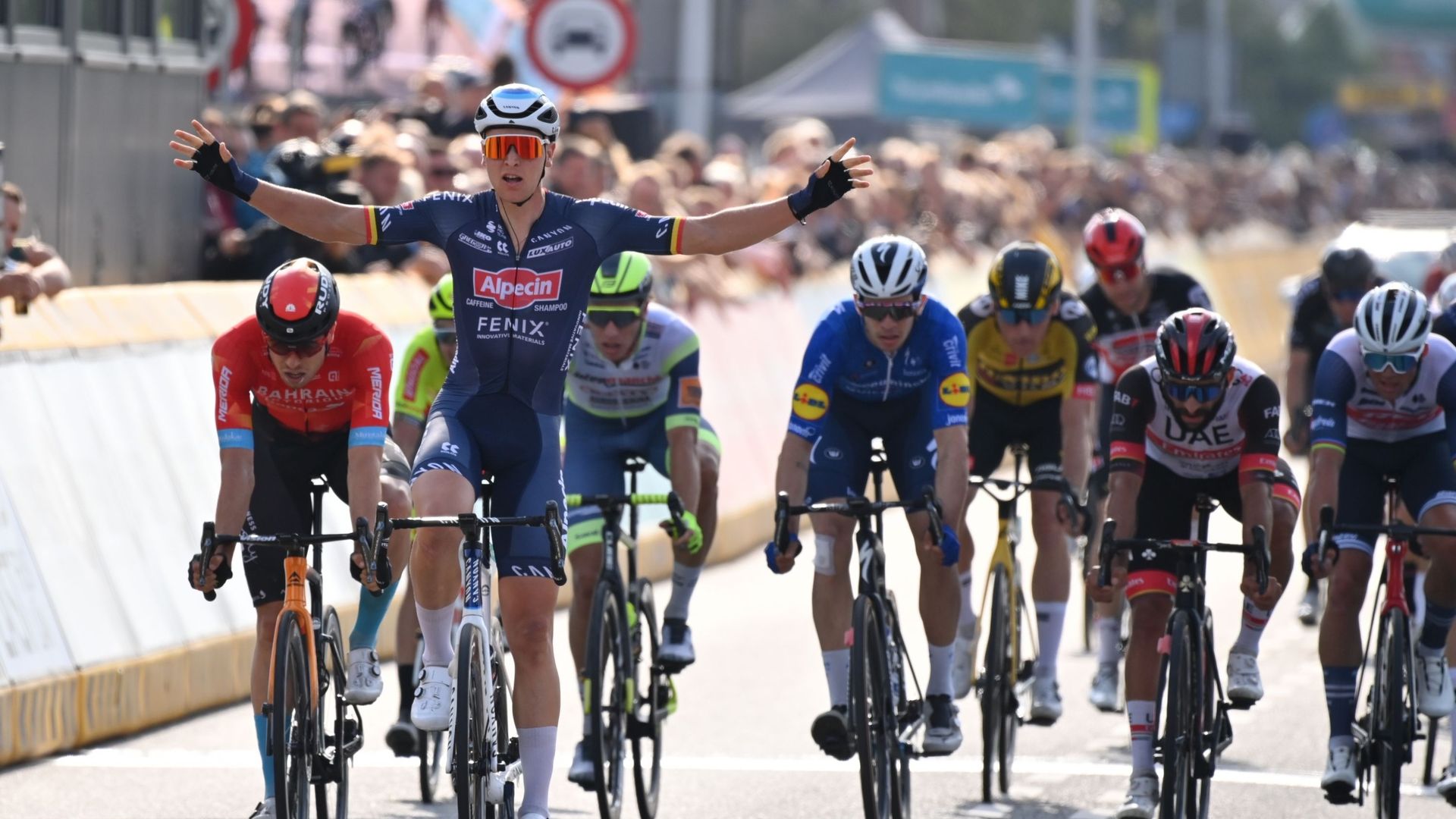 Tim Merlier a remporté au sprint une première étape du Tour du Benelux marquée par les bordures.