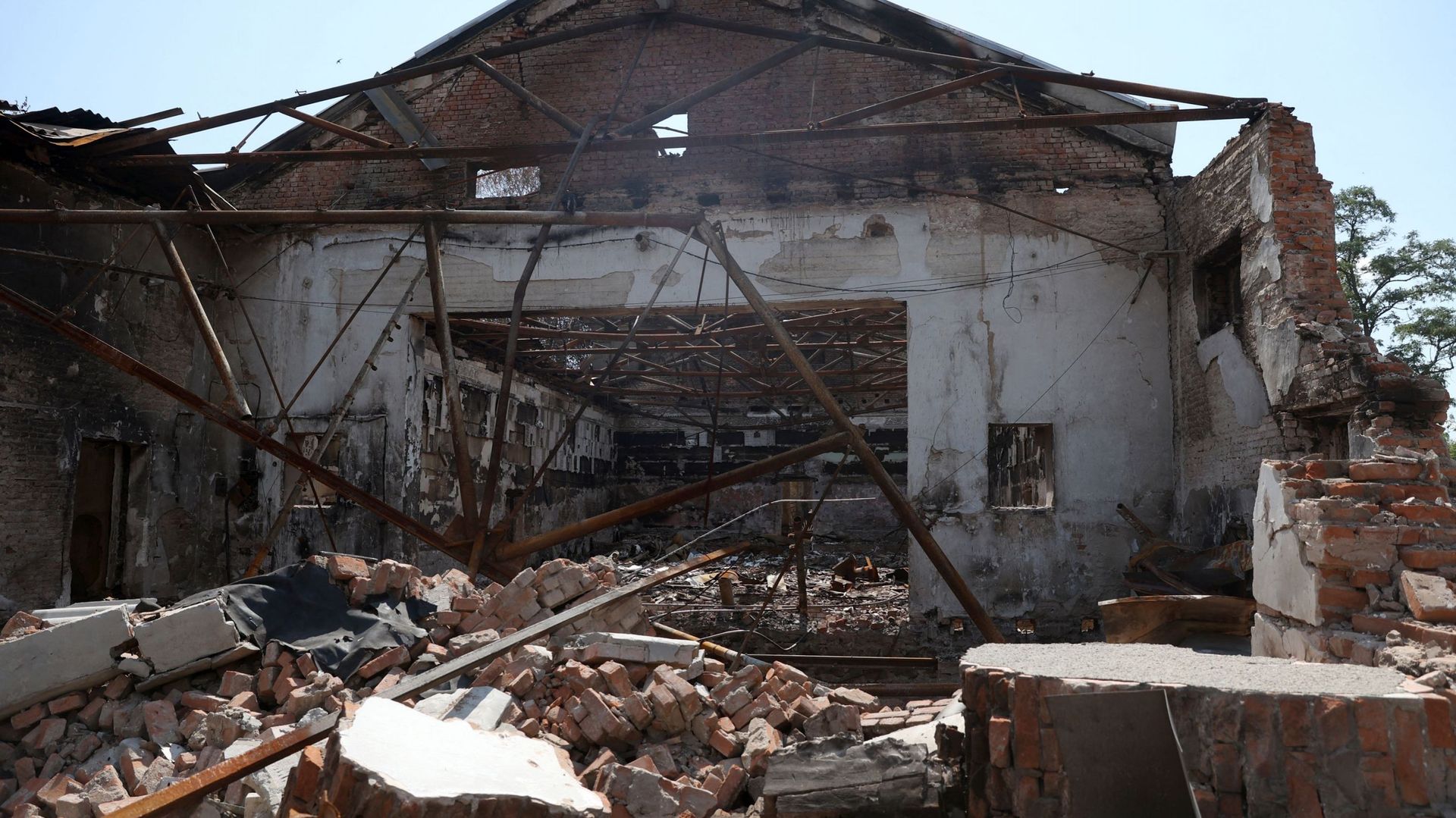 Un bâtiment détruit lors d'un bombardement près de Donetsk