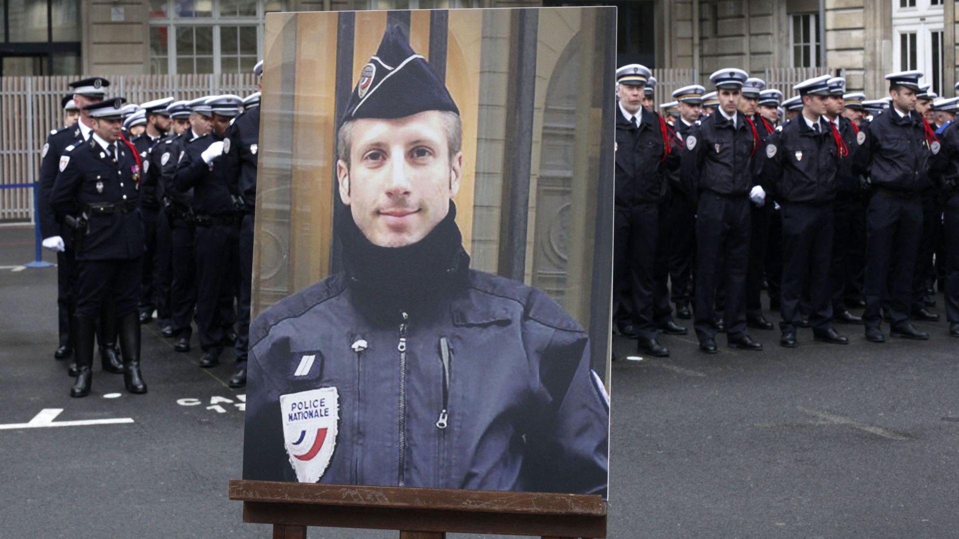 Un portrait de Xavier Jugele, le policier tué lors d'une attaque sur les Champs-Élysées, lors d'une cérémonie le 25 avril 2017 à la préfecture de Paris
