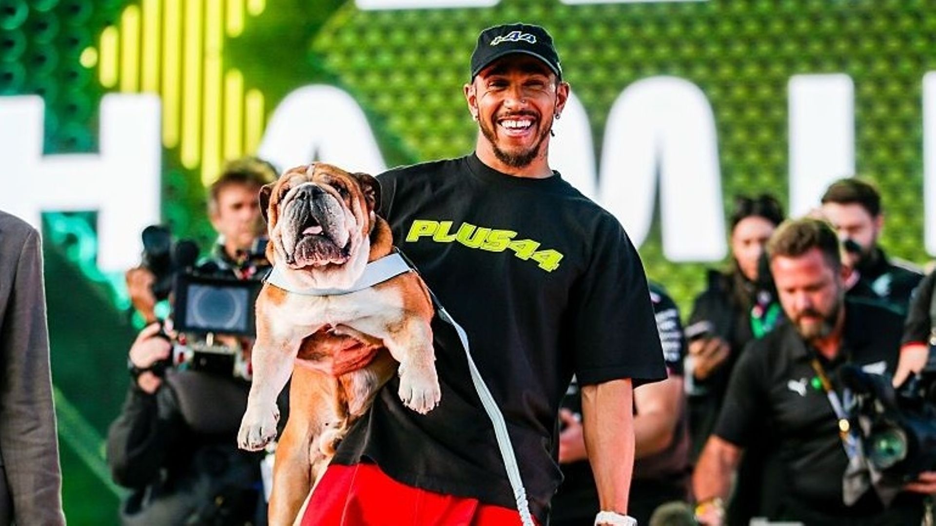Deux fans offrent un portrait en LEGO de Roscoe à Lewis Hamilton, un hommage à son chien décédé