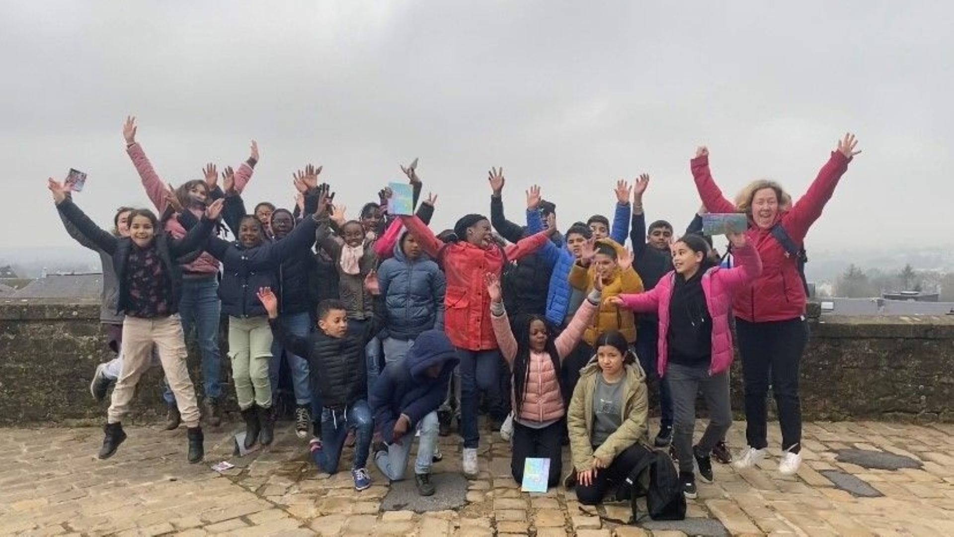 Les séjours avec nuitées ont pu reprendre pour les écoles depuis le passage au code jaune. L’école libre Magellan de Bruxelles est partie en classes vertes à Arlon.