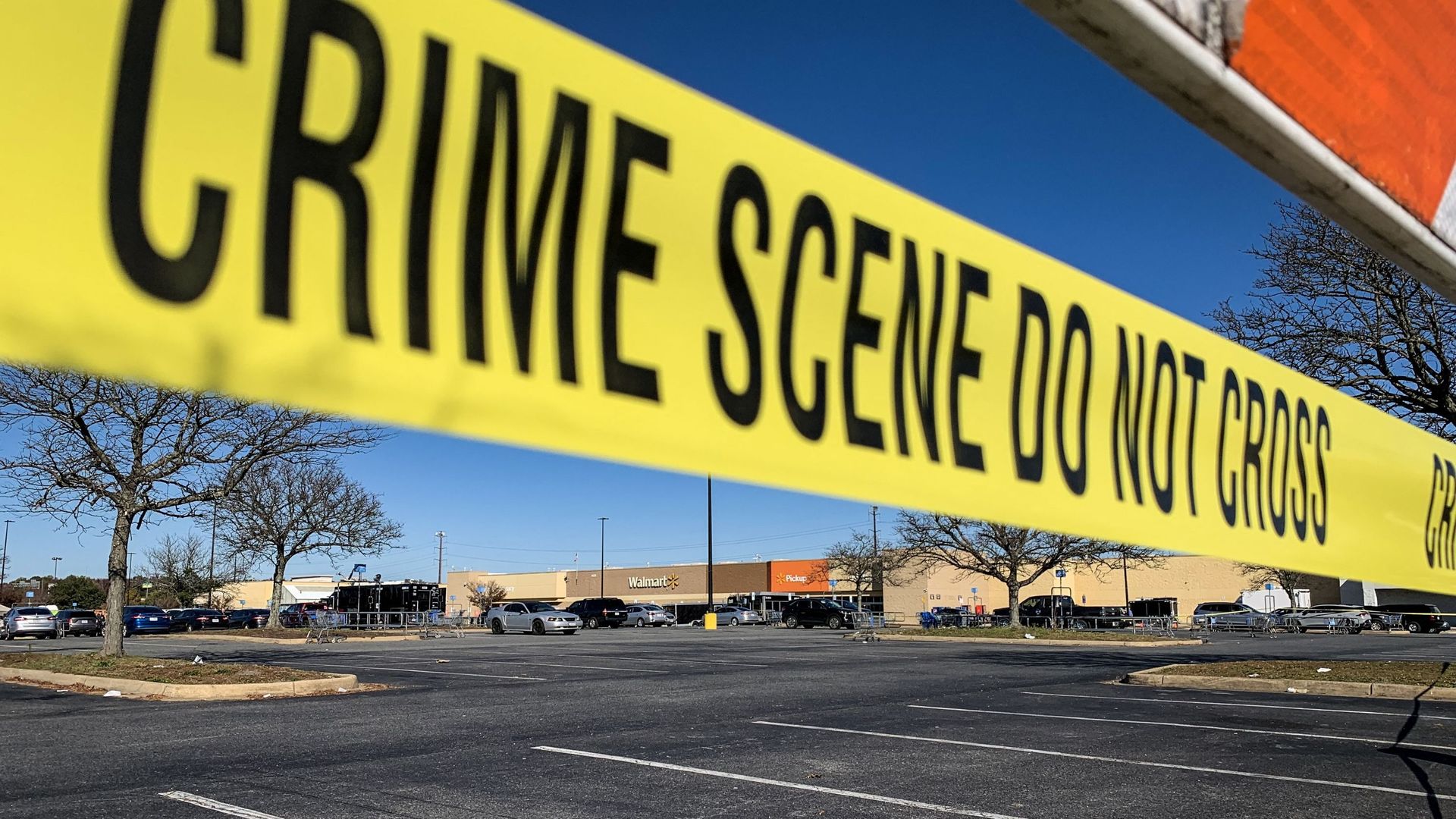 Du ruban adhésif de scène de crime bloque le parking à l’extérieur d’un Walmart après une fusillade de masse la nuit précédente à Chesapeake, en Virginie, le 23 novembre 2022.