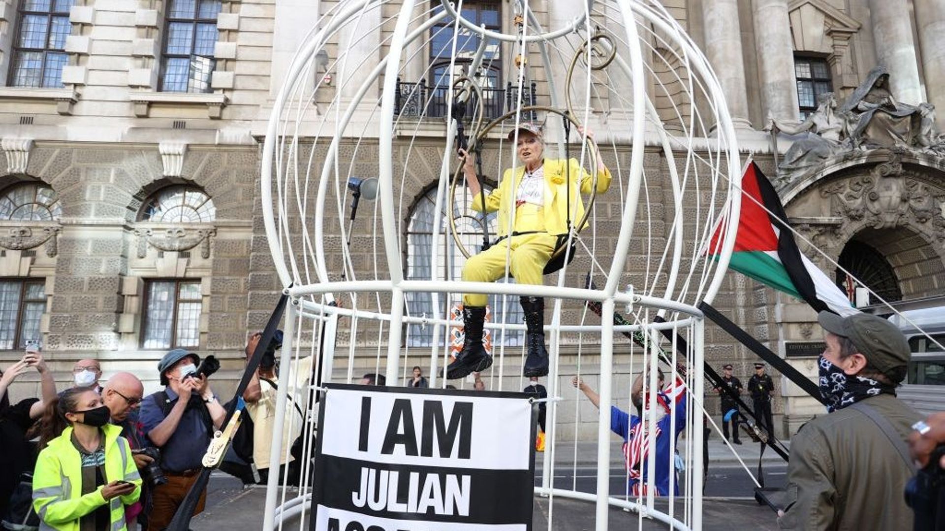Vivienne Westwood, qui réintègre la vie publique pour la première fois après avoir été protégée pendant 16 semaines pendant le verrouillage de COVID-19, se suspend dans une cage à oiseaux géante devant la cour criminelle de l’Old Bailey, pour protester co