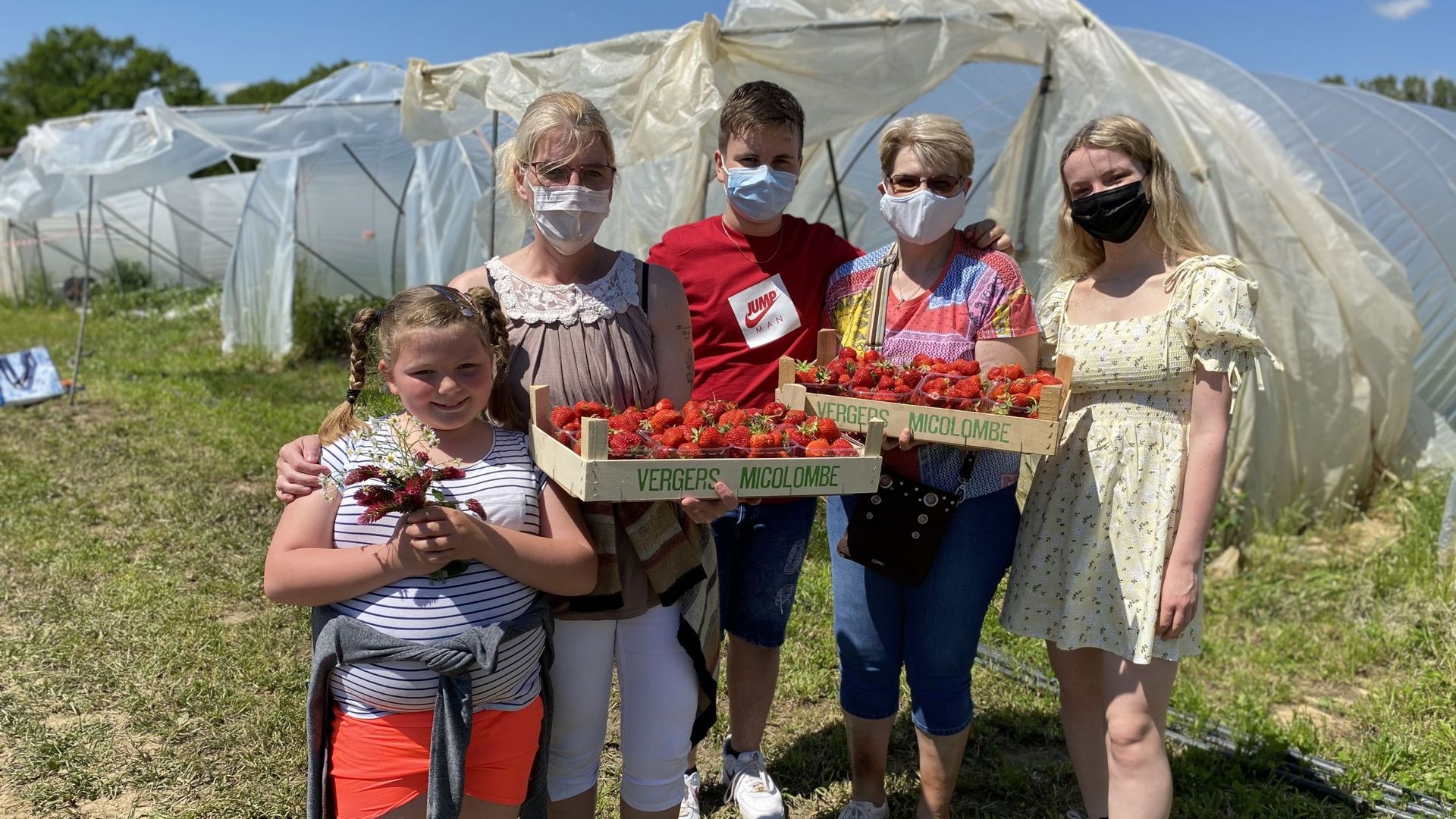 La cueillette en famille, une sortie au soleil bienvenue après des semaines de temps maussade.