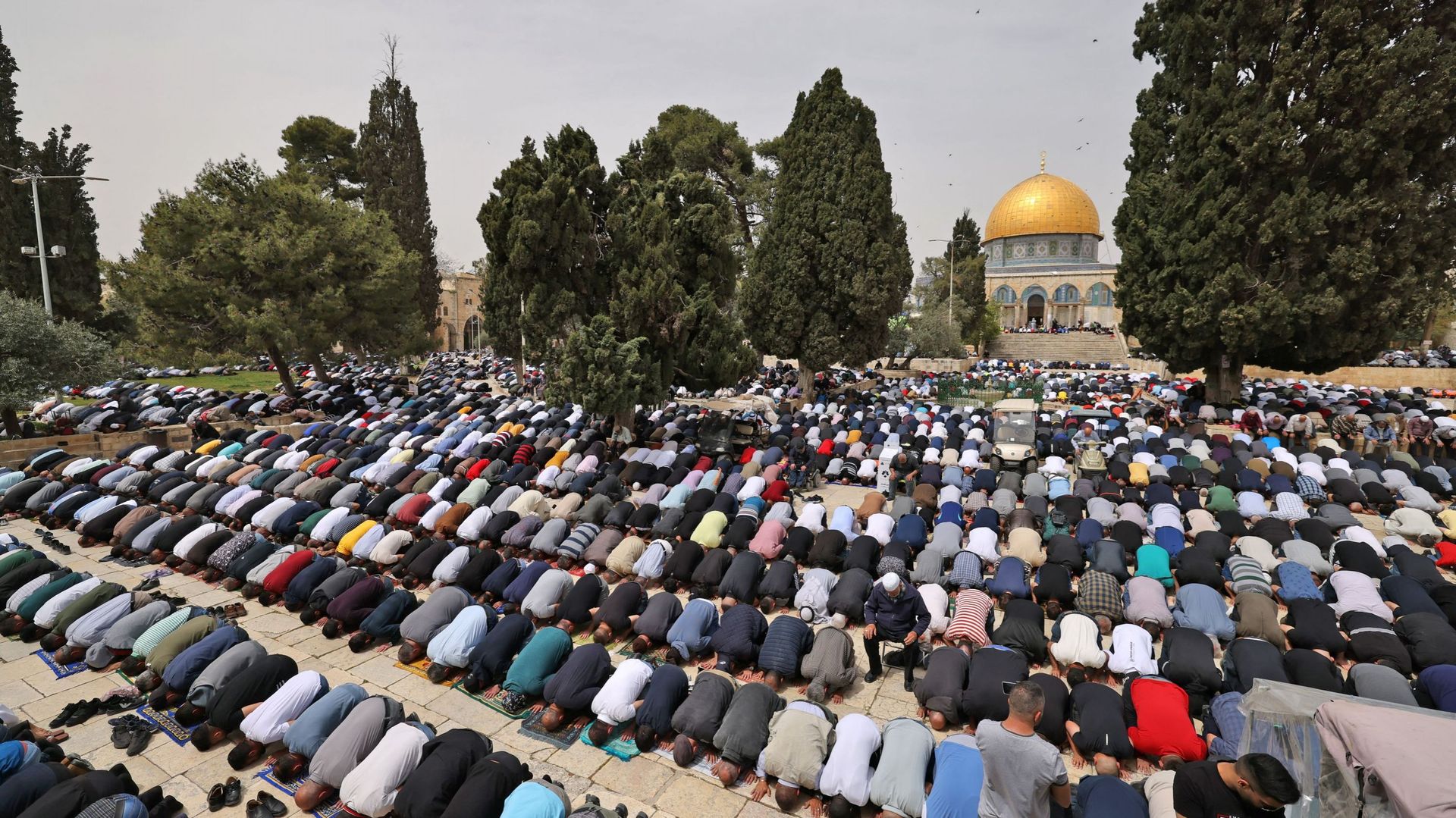 Des fidèles musulmans palestiniens assistent aux prières du vendredi du Ramadan près de la mosquée du Dôme du Rocher dans l'enceinte de la mosquée al-Aqsa dans la vieille ville de Jérusalem, le 8 avril 2022.