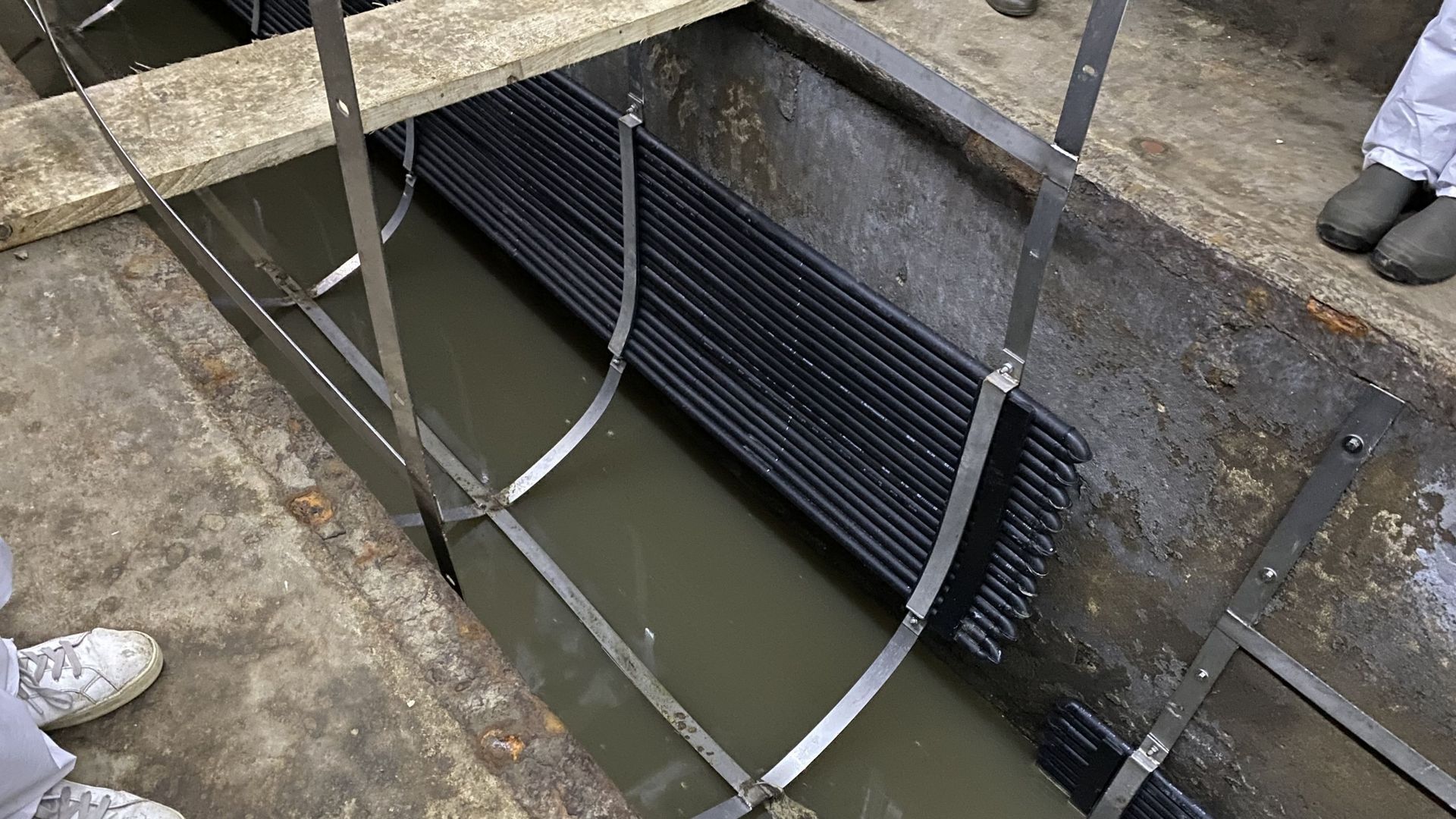 Sous la rue des Halles, des tuyaux de polyéthylène capteront la fraîcheur des eaux d’égouts pour rafraîchir les bâtiments de Brucity.