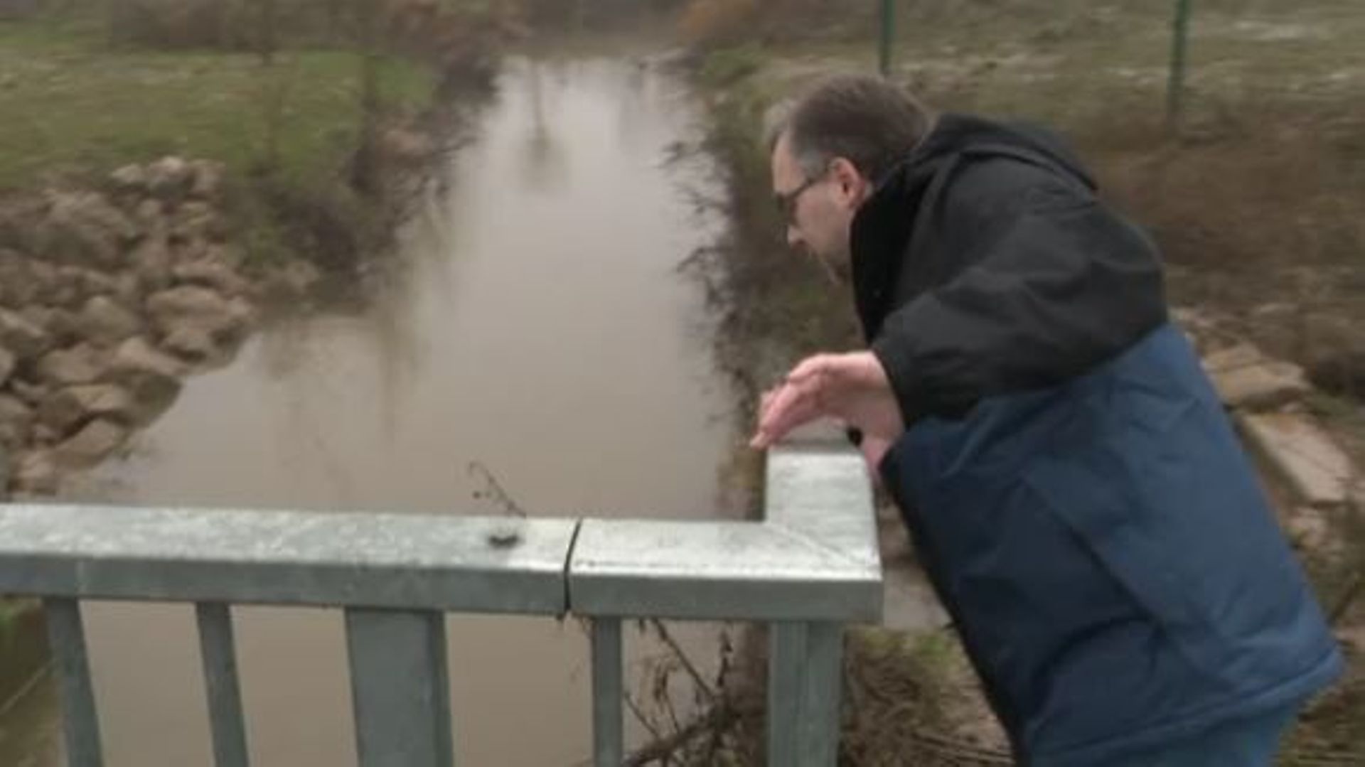 Pierre Anthoine, l'actuel échevin de la lutte contre les inondations à Tubize au dessus d'un ouvrage réalisé sur un des cours d'eau qui traverse la commune
