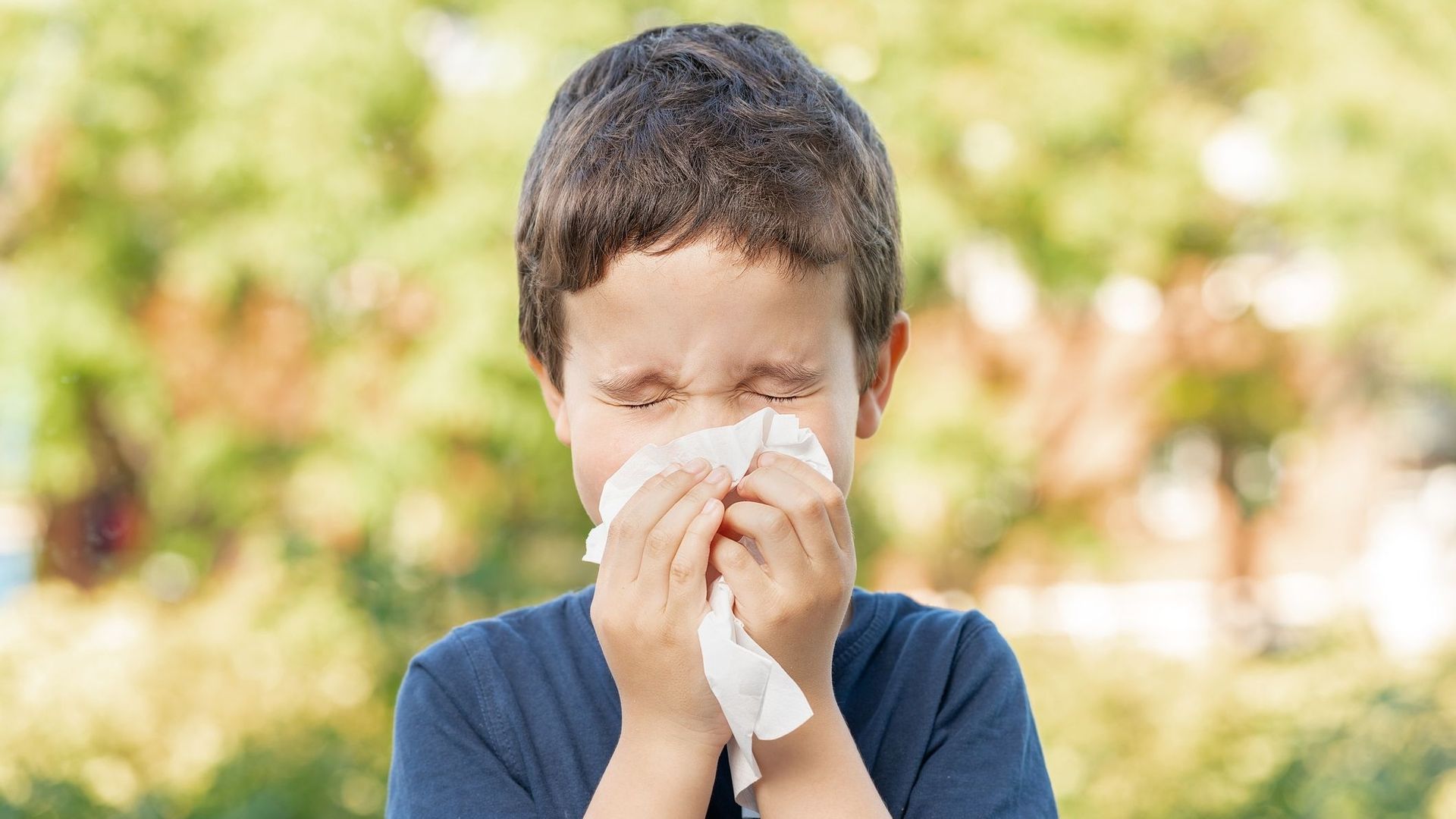 Asthme, allergies, grippe : et si le manque de microbes rendait nos enfants malades ?