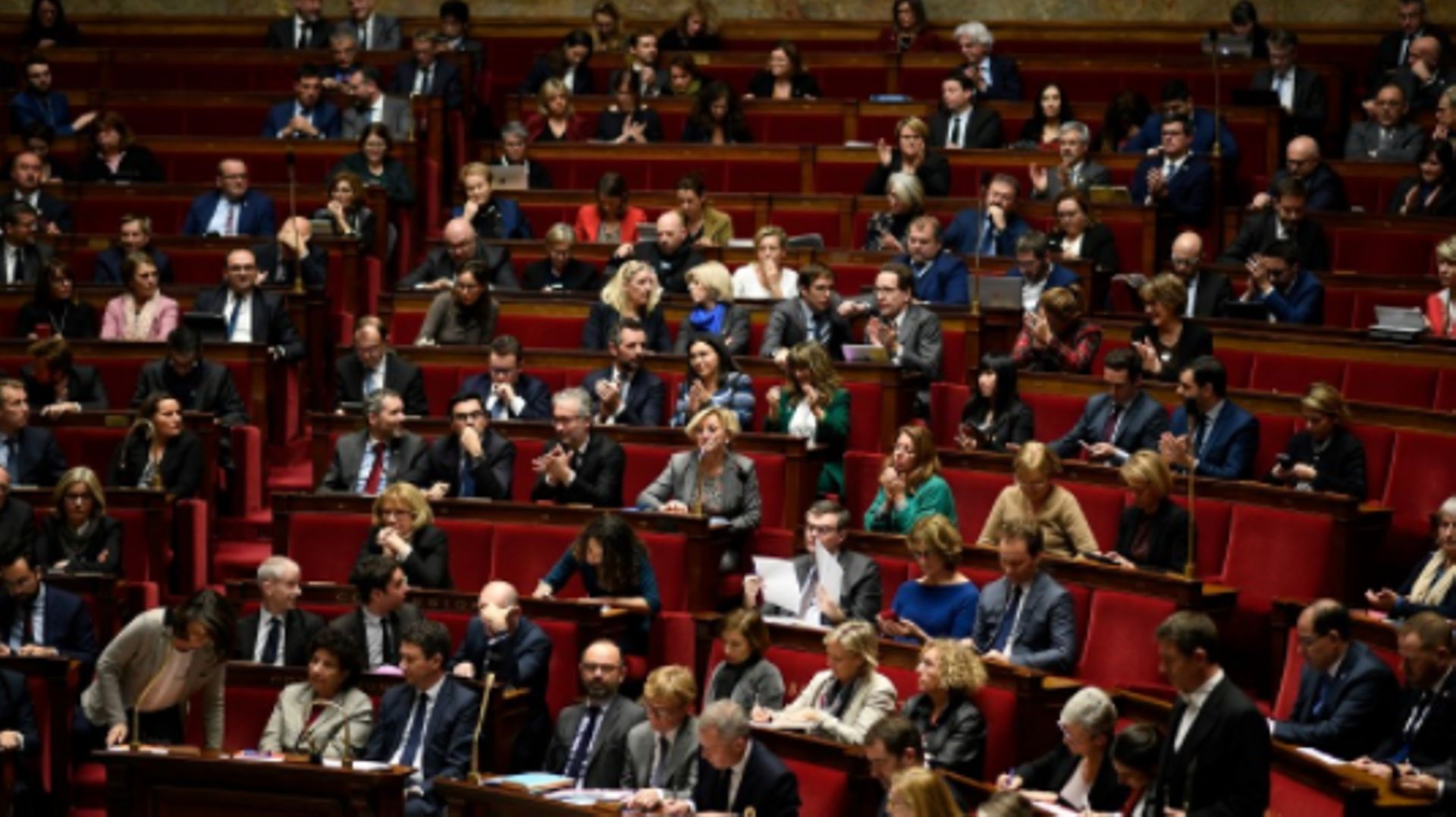 France : débat sur les formulaires scolaires ou l'on remplace " père et mère ", par " parent 1 et parent 2 "