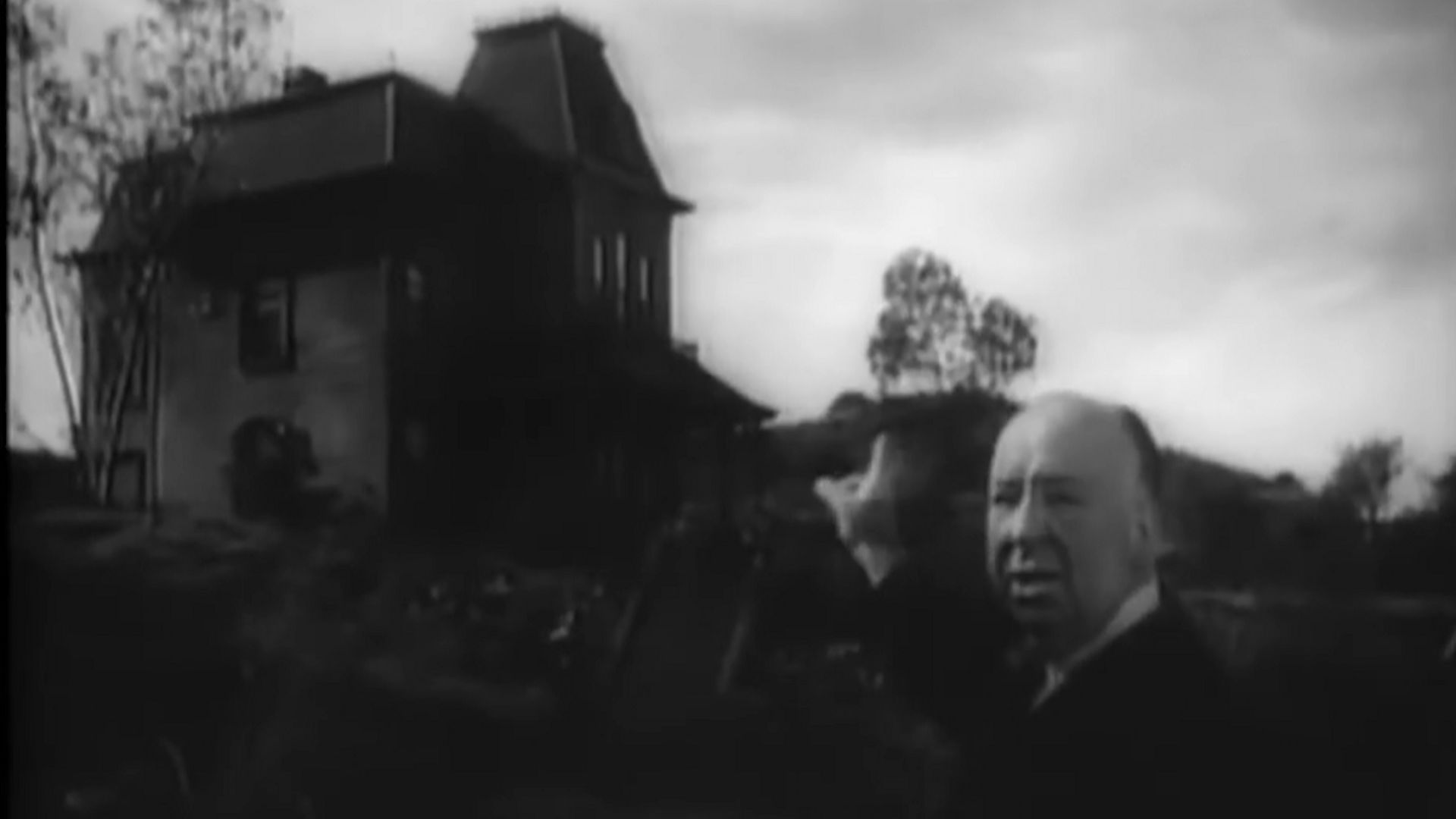 Alfred Hitchcock en tant qu’agent immobilier qui "vend" le décor de son film "Psychose" – 1960
