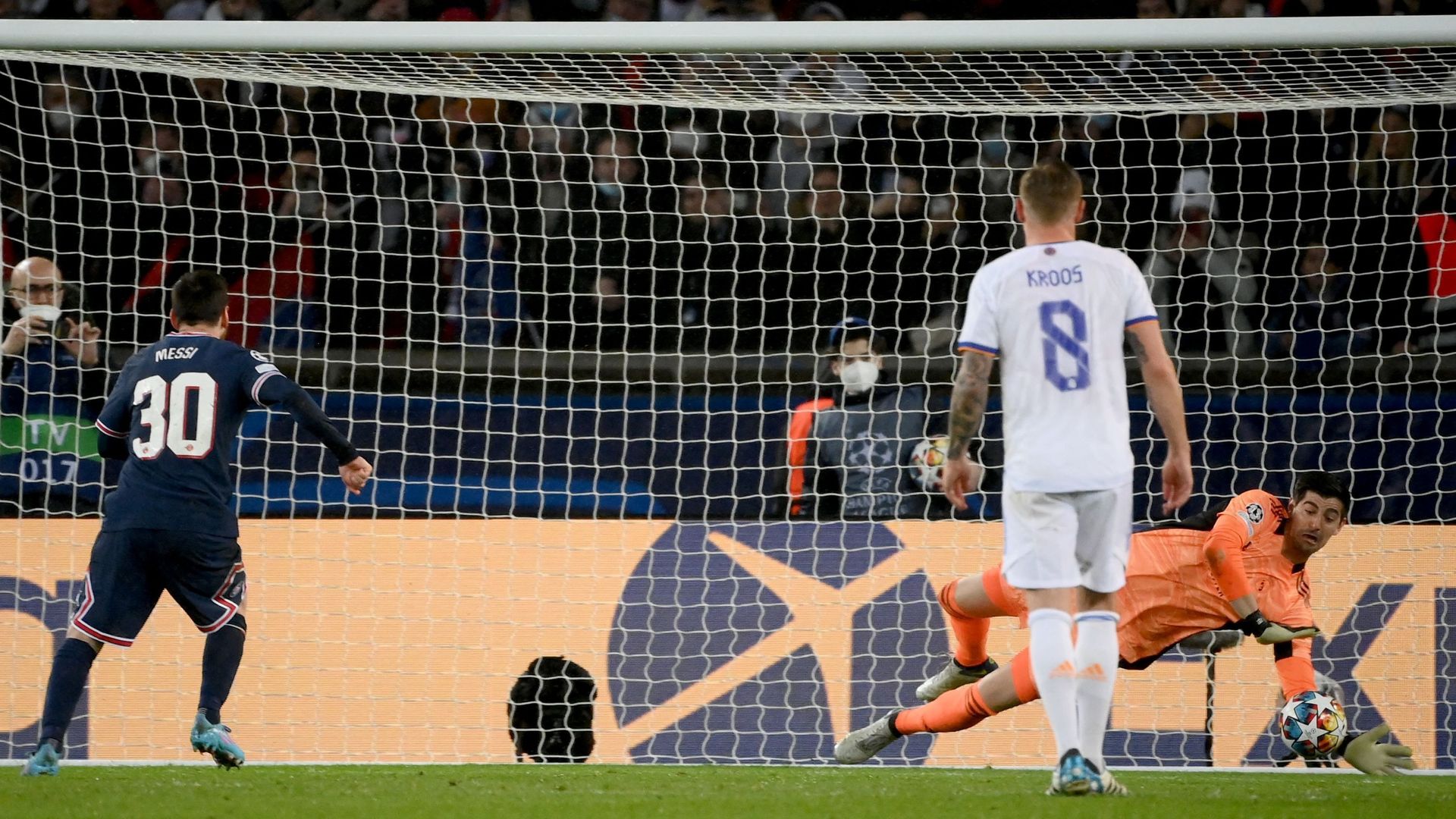 Football – L’arrêt de Thibaut Courtois sur le penalty de Lionel Messi en huitième de finale aller de la Champions League. Le PSG a battu le Real Madrid, 1-0.