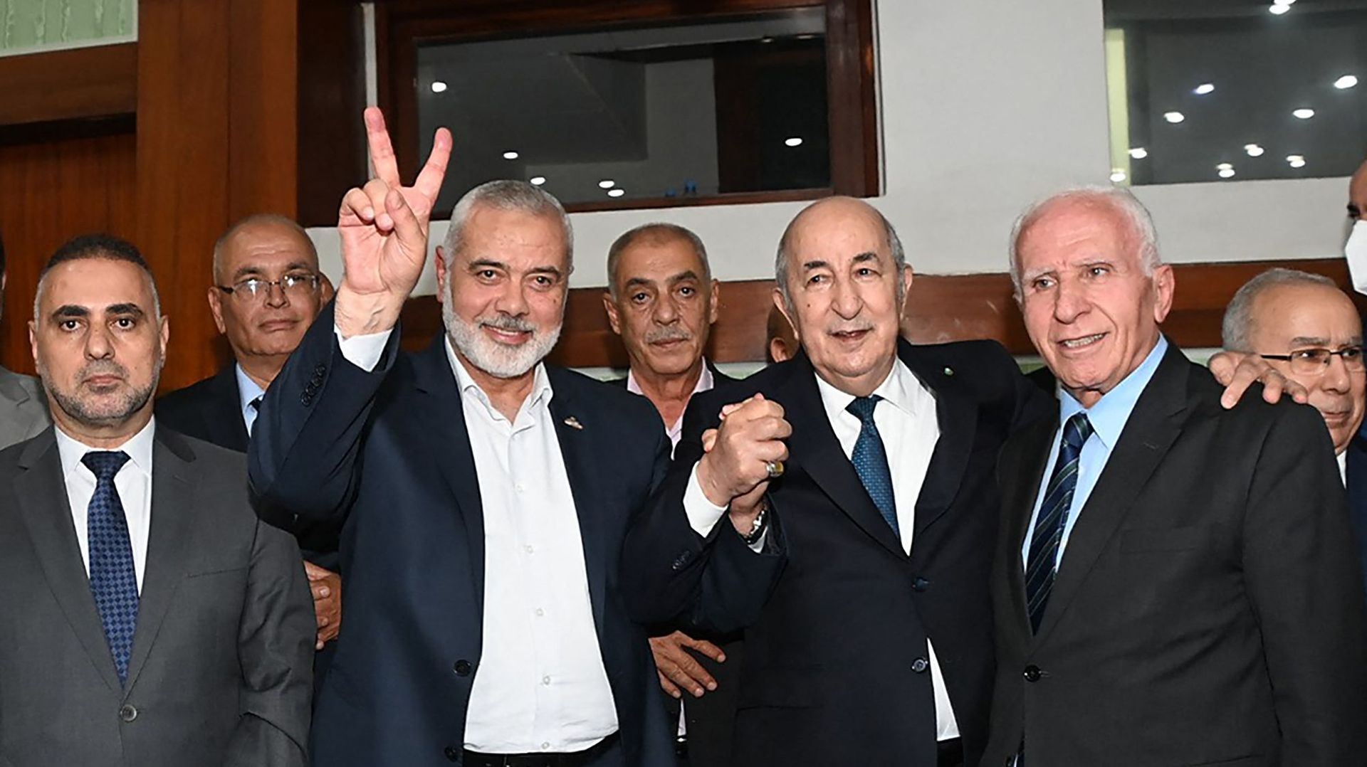 Une photo fournie par la page Facebook officielle de la présidence algérienne le 12 octobre 2022 montre le président algérien Abdelmadjid Tebboune (au centre) posant pour une photo avec le chef du mouvement palestinien Hamas Ismail Haniyeh et le membre du
