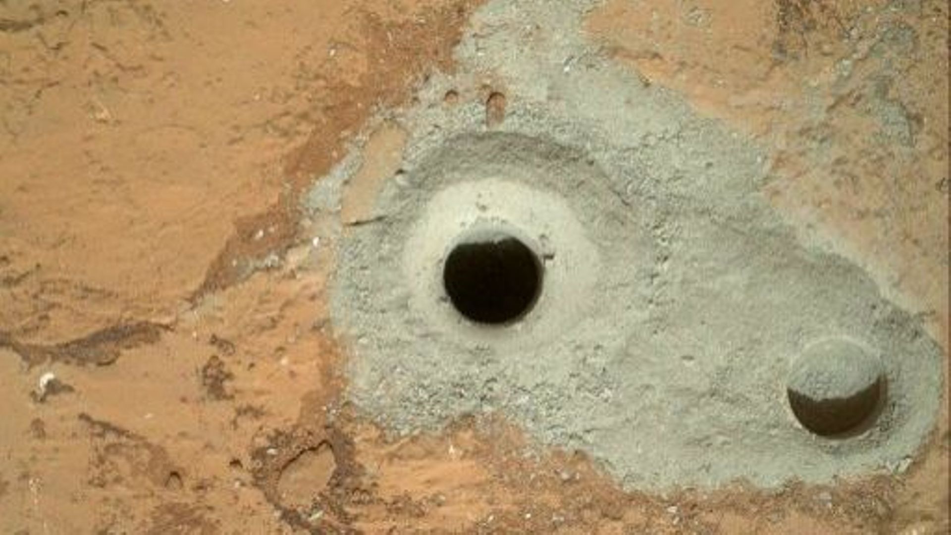 Image transmise par la Nasa, montrant le trou réalisé par Curiosity sur Mars pour prélever un échantillon de roche, le 9 février 2013