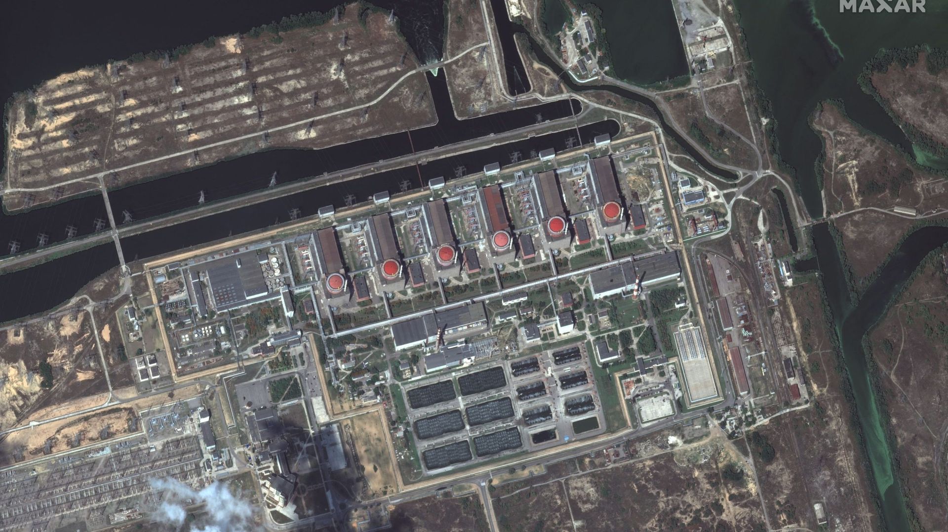 Cette image satellite distribuée par Maxar Technologies, publiée le 19 août 2022, montre la centrale nucléaire de Zaporijjia, dans la zone contrôlée par la Russie, dans l’est de l’Ukraine.