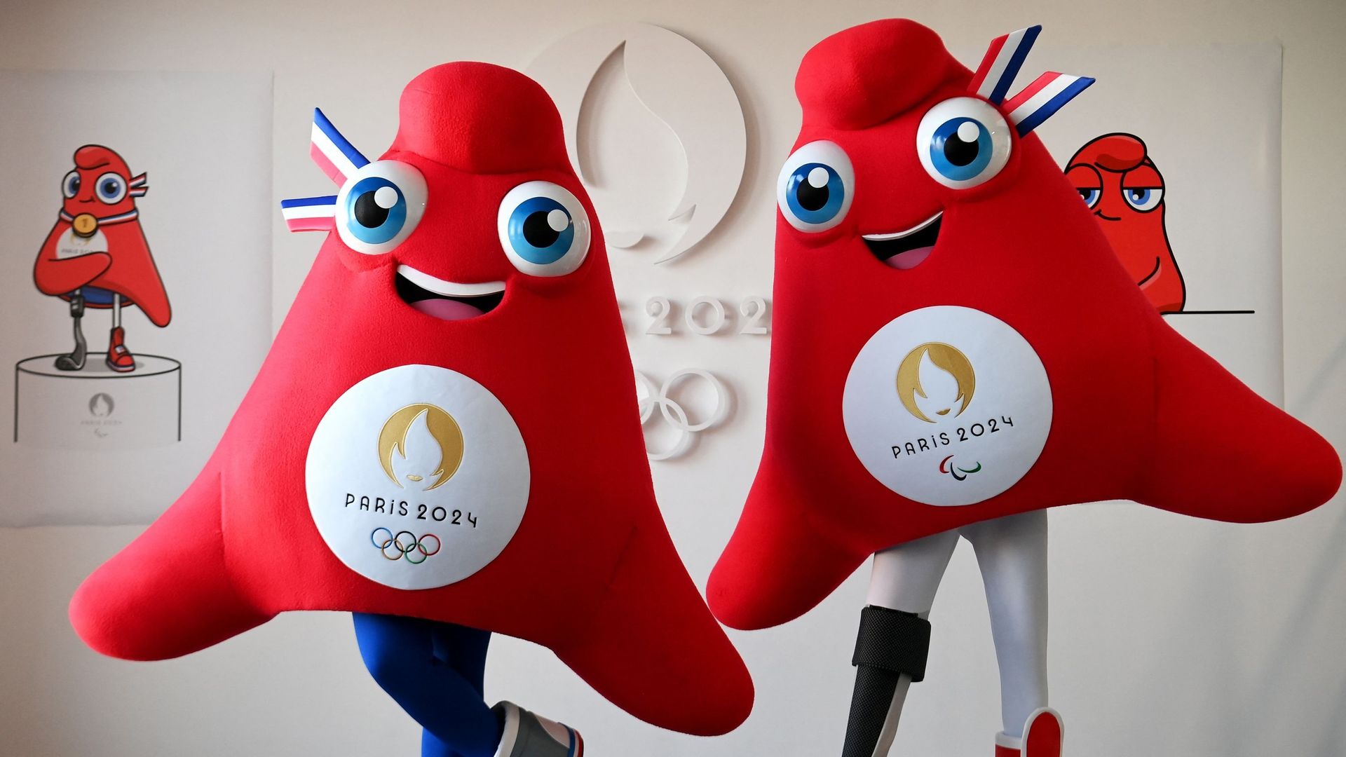 Les JO de Paris 2024 ont dévoilé lundi leurs mascottes : deux bonnets phrygiens dénommés "Phryges", un symbole républicain pur jus pour incarner la peluche emblème de l’édition olympique française.