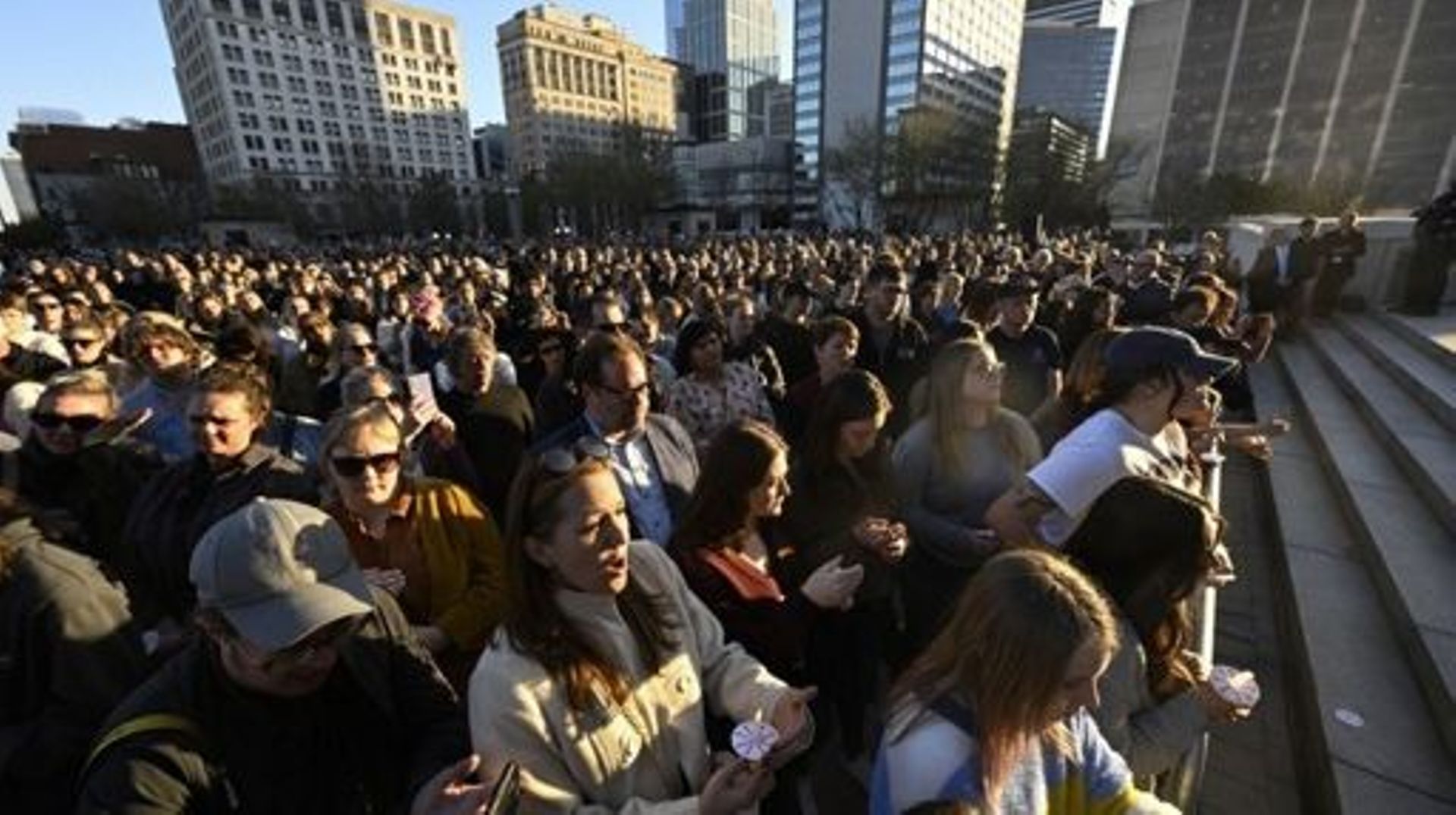 Des centaines de personnes assistent à une veillée publique pour honorer les victimes et les survivants d'une fusillade à la Covenant School de Nashville, Tennessee, le 29 mars 2023. Le jeune homme de 28 ans qui a abattu six personnes dans une école prima
