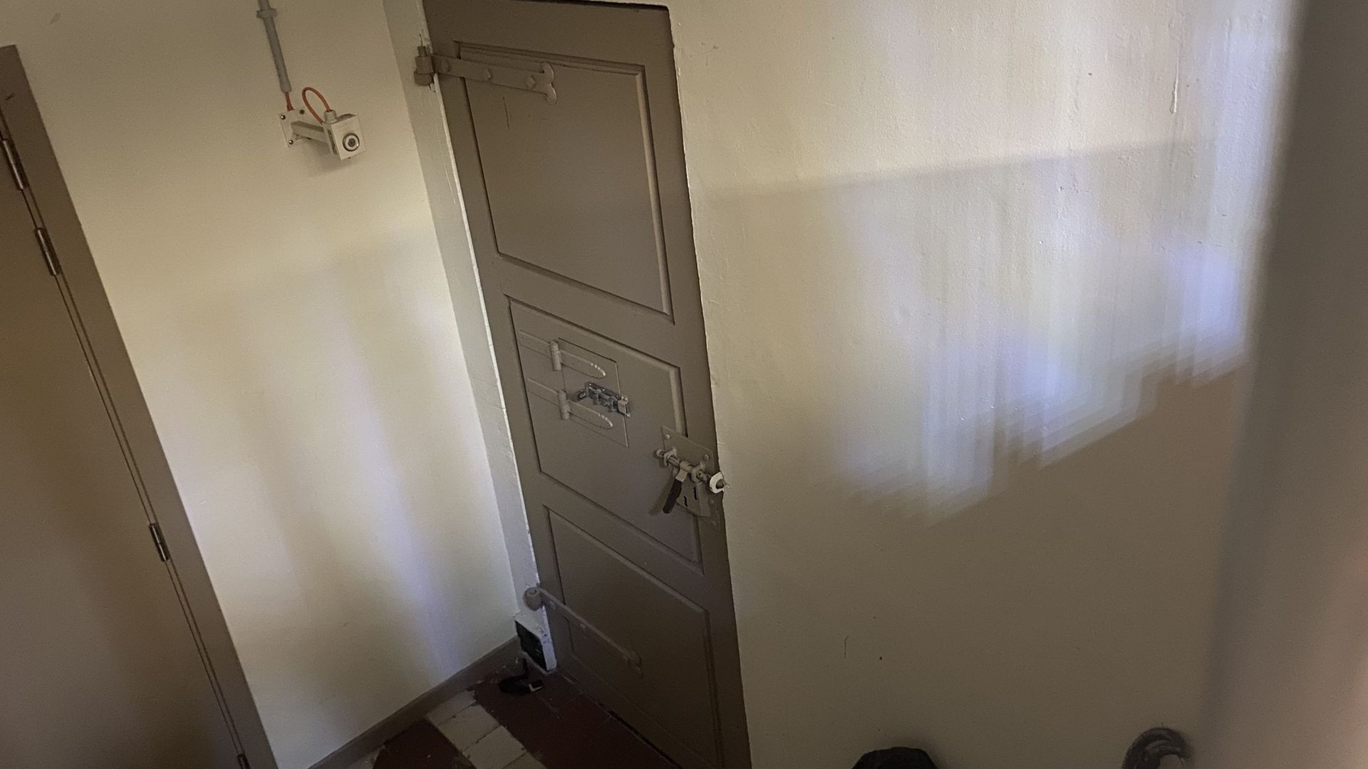 Les cellules de l’ancien commissariat au pied de la maison communale.