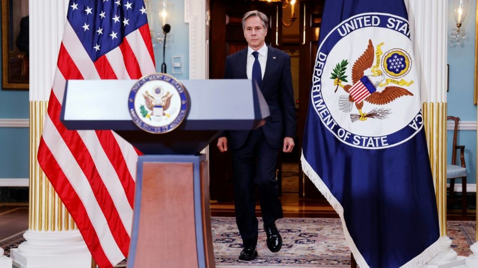Le secrétaire d'Etat amricain Antony Blinken fait son entrée pour un discours après des discussions sur la situation en Afghanistan au Département d’Etat, à Washington, le 30 août 2021
