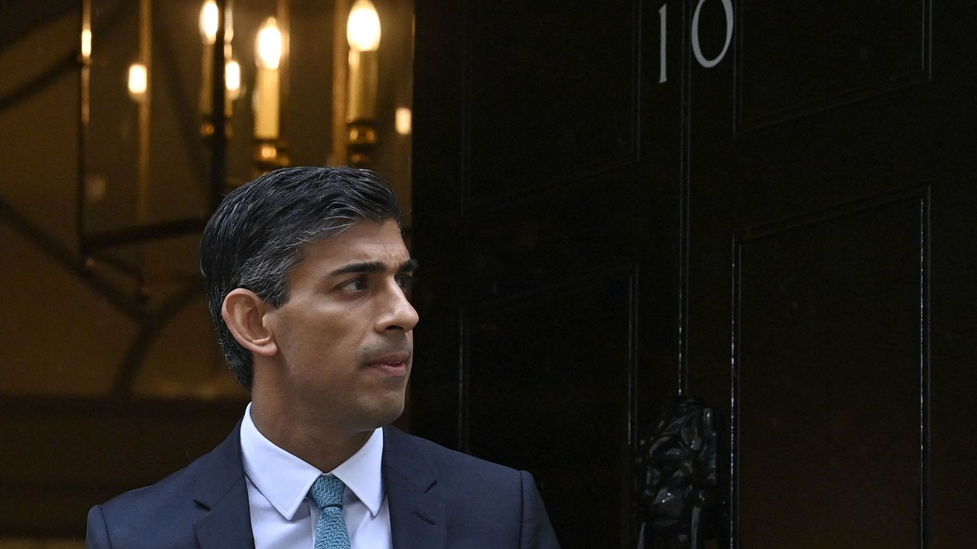 Le nouveau Premier ministre britannique Rishi Sunak quitte le 10 Downing Street, dans le centre de Londres, le 26 octobre 2022, pour se rendre à la Chambre des communes afin de participer à ses premières questions au Premier ministre. 