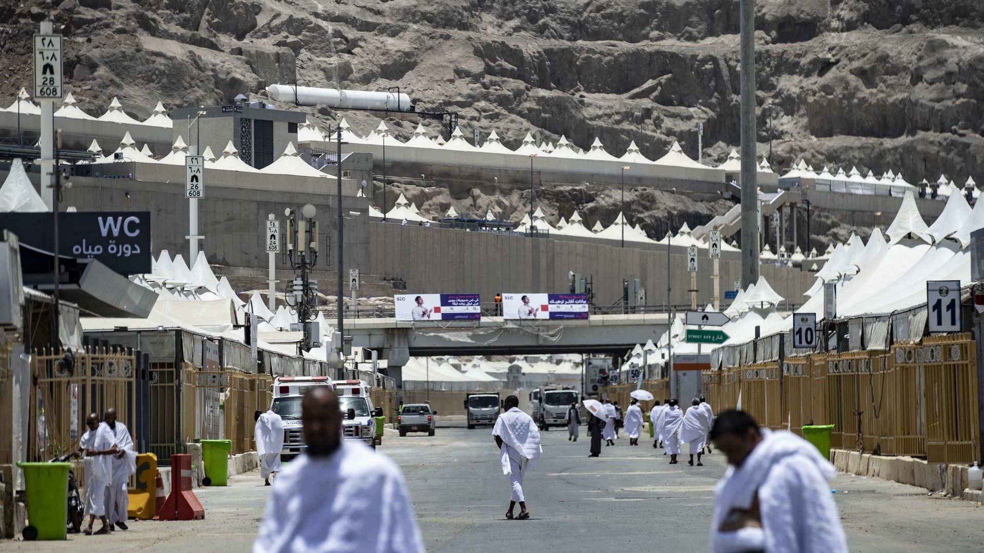Des pèlerins musulmans arrivent à Mina, près de la ville sainte saoudienne de La Mecque, le 7 juillet 2022, lors du pèlerinage annuel du Hajj.