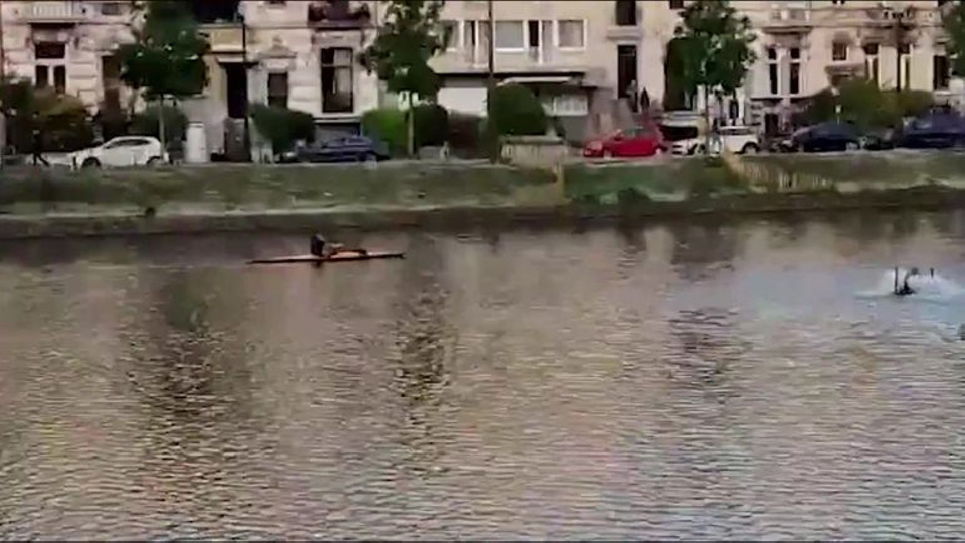 Il prend Sophie Wilmès au mot… et fait du kayak sur les étangs d'Ixelles