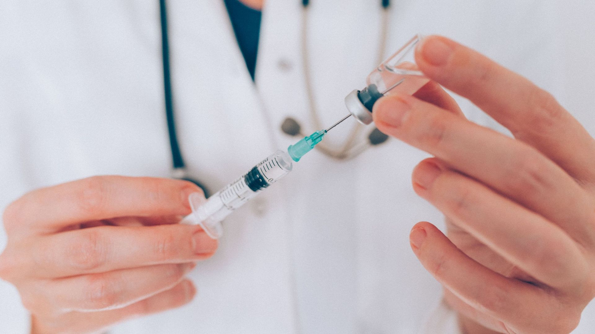 Préparation d’une seringue pour la vaccination