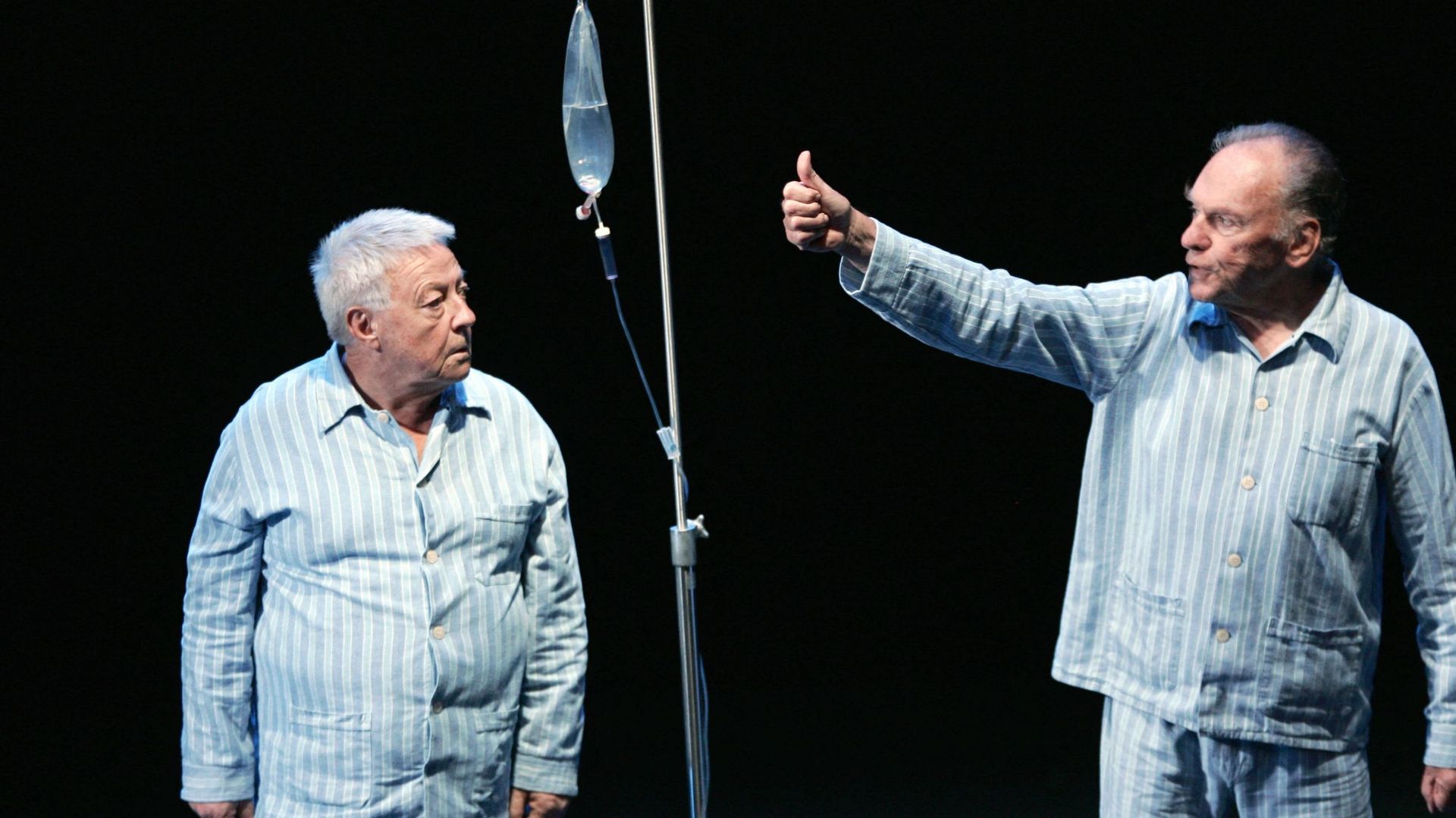 Roger Dumas et Jean-Louis Trintignant dans la pièce de Samuel Benchetrit dans "Moins Deux" au théâtre Hebertot à Paris en 2005
