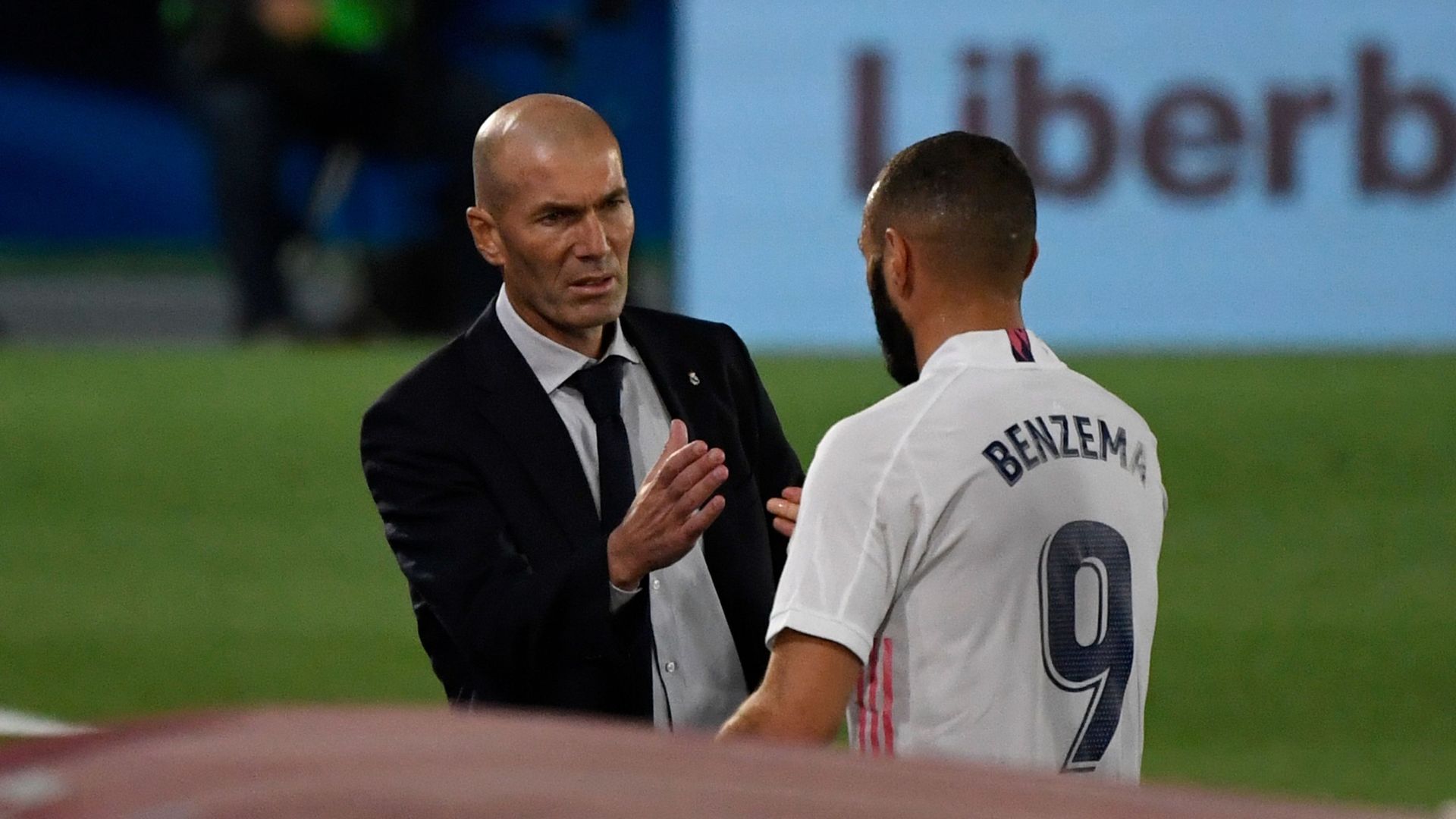 L'entraîneur du Real Madrid Zinedine Zidane a témoigné vendredi son soutien à Karim Benzema, mis en cause dans l'affaire de la sextape.