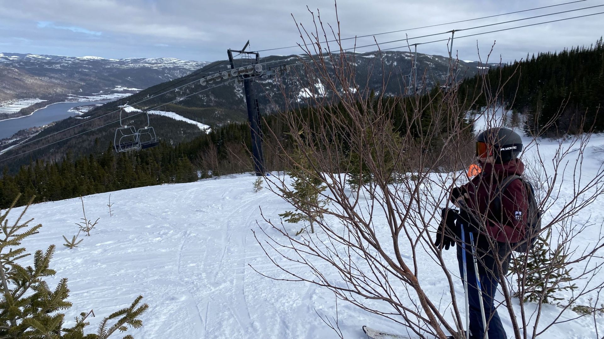 Elodie, ici sur les pistes de ski de Marble Mountain, a quelque peu stressé pour savoir si le changement d’heure canadien allait affecter le départ de ses vols ou pas