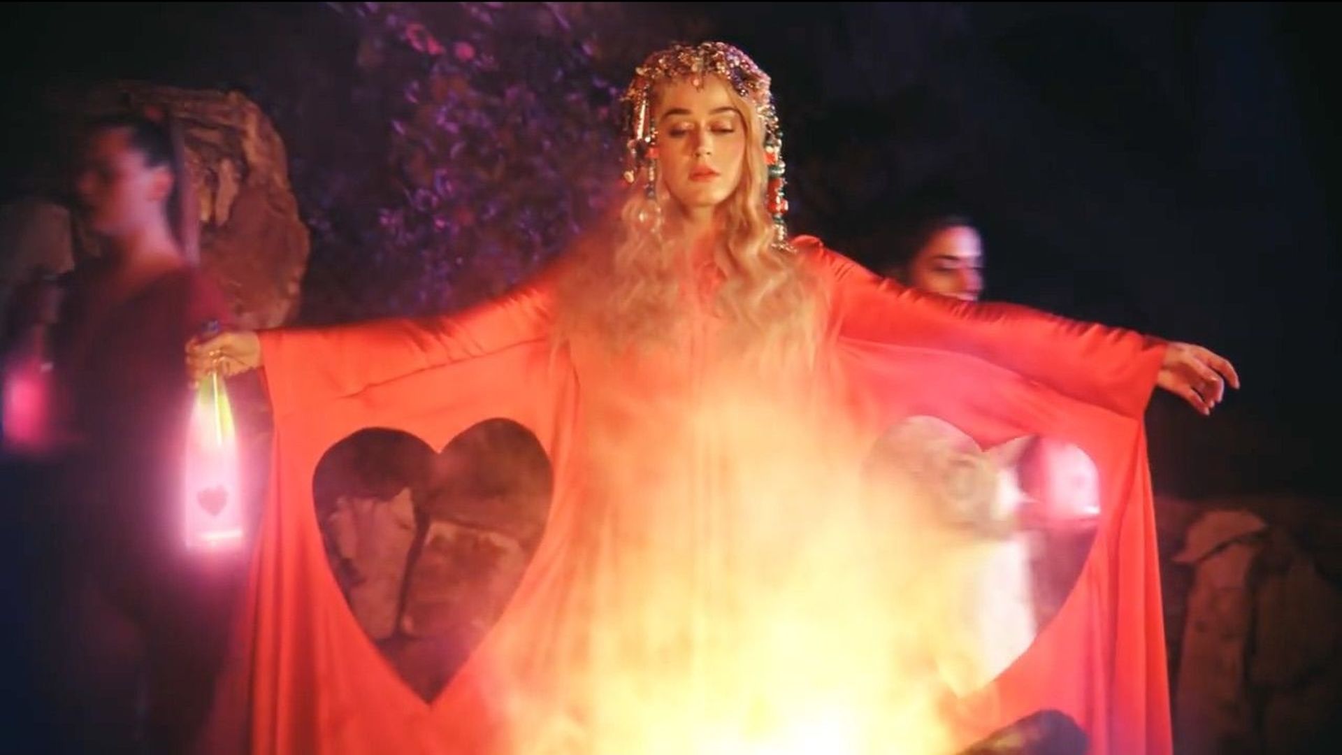 Katy Perry tente de soigner ses peines de coeur dans son nouveau clip "Never Really Over"