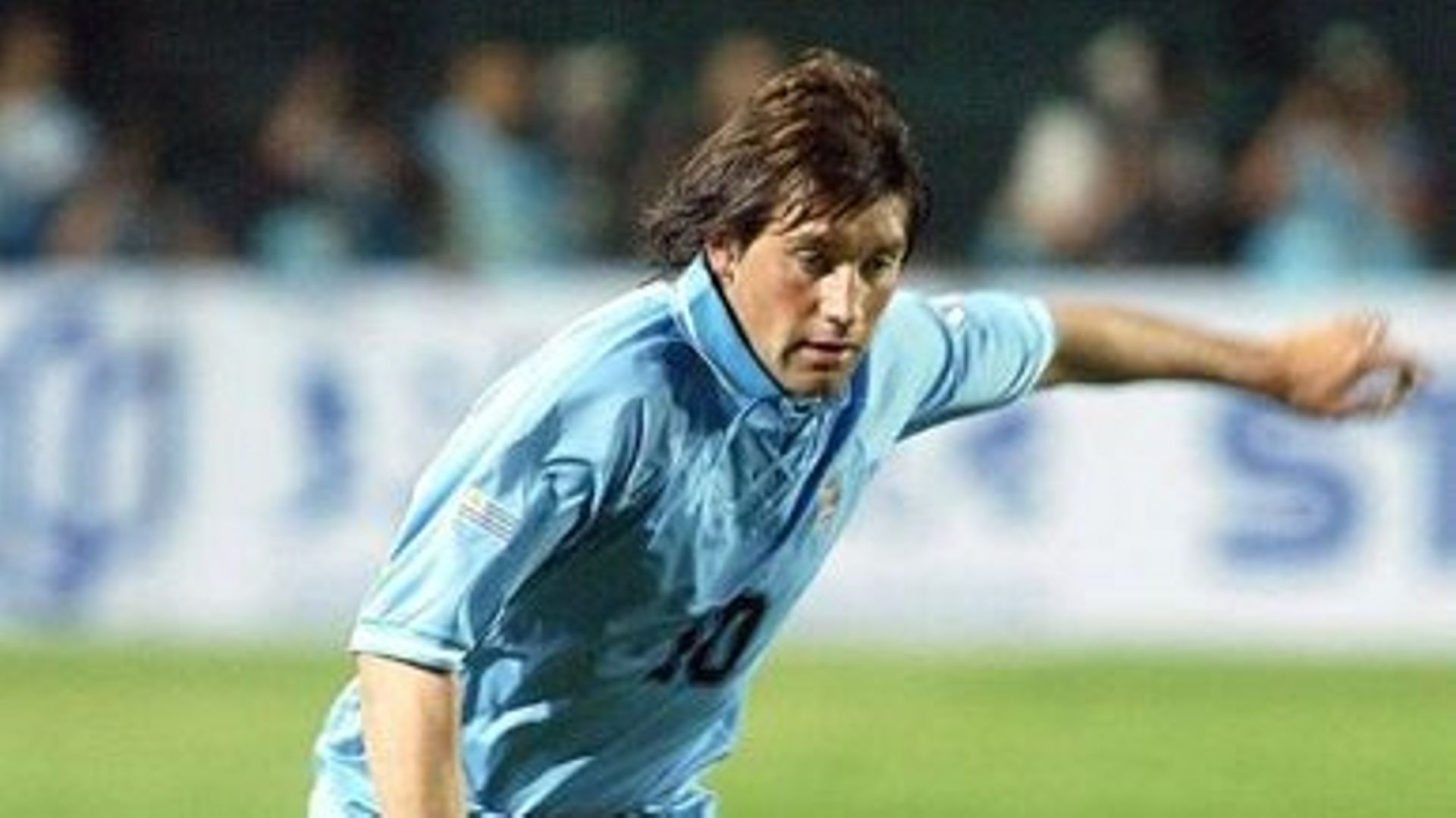 (FILES) In this file photo taken on May 16, 2002 Uruguay’s then Perugia midfielder Fabian O’Neill runs with the ball against China, in Shenyang, northeast China. O’Neill, 49, who had made his debut for Nacional in 1992 and then moved to Italian football