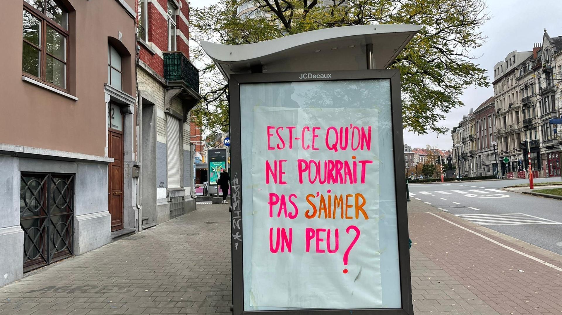 À l’image de ce message, plusieurs panneaux publicitaires ont été détournés pour les ZAP GAMES à Bruxelles