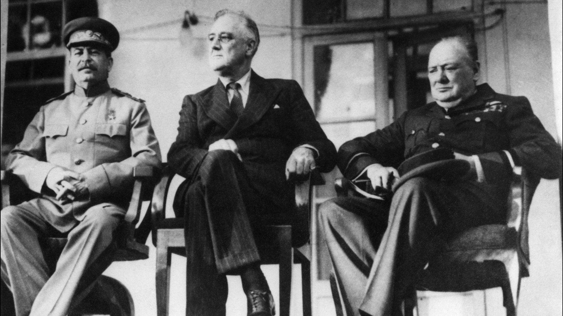 Photo prise le 28 novembre 1943 du leader soviétique Staline (G), du président américain Roosevelt (C) et du Premier ministre britannique Churchill (D) lors de la conférence de Téhéran.