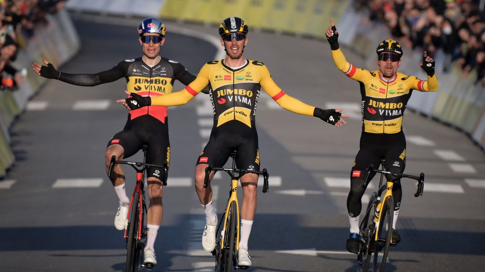 Wout Van Aert, Primoz Roglic et Christophe Laporte à l'arrivée de la première étape de Paris-Nice. 