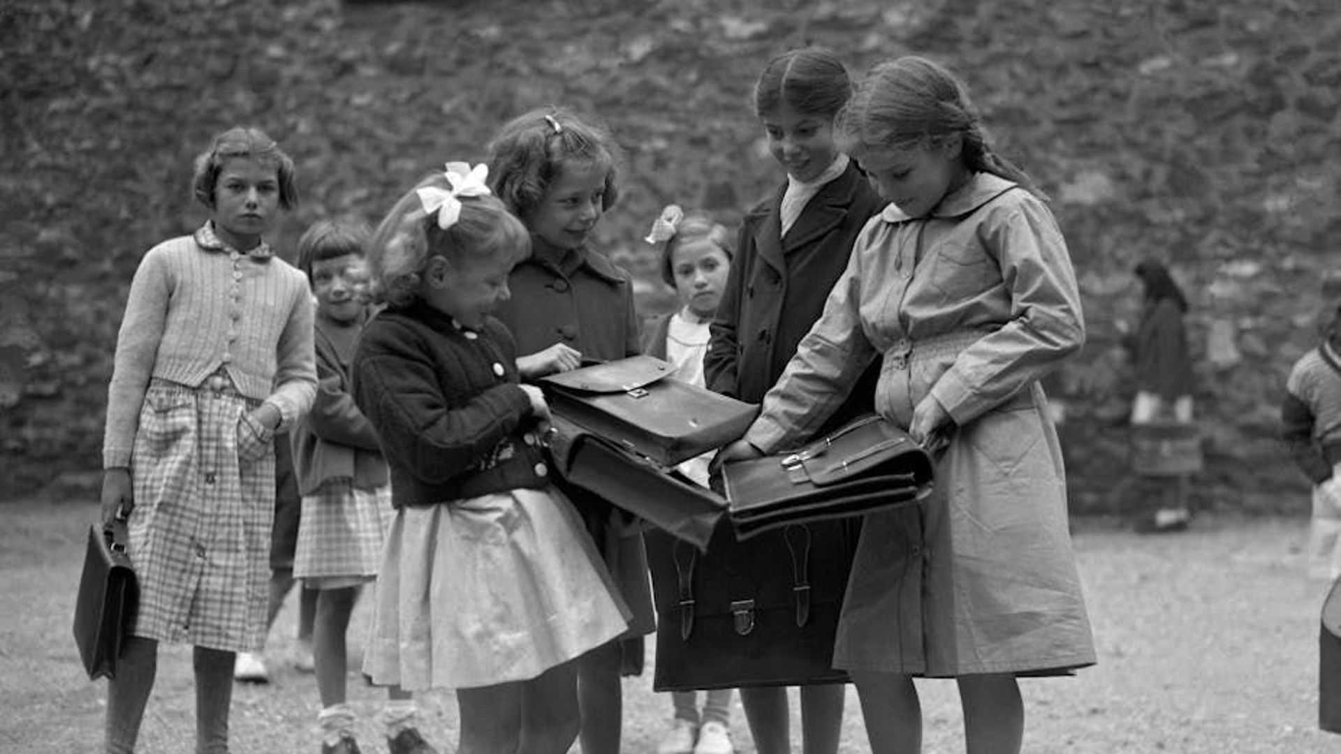 Le cartable, miroir de l’histoire scolaire et de ses contradictions