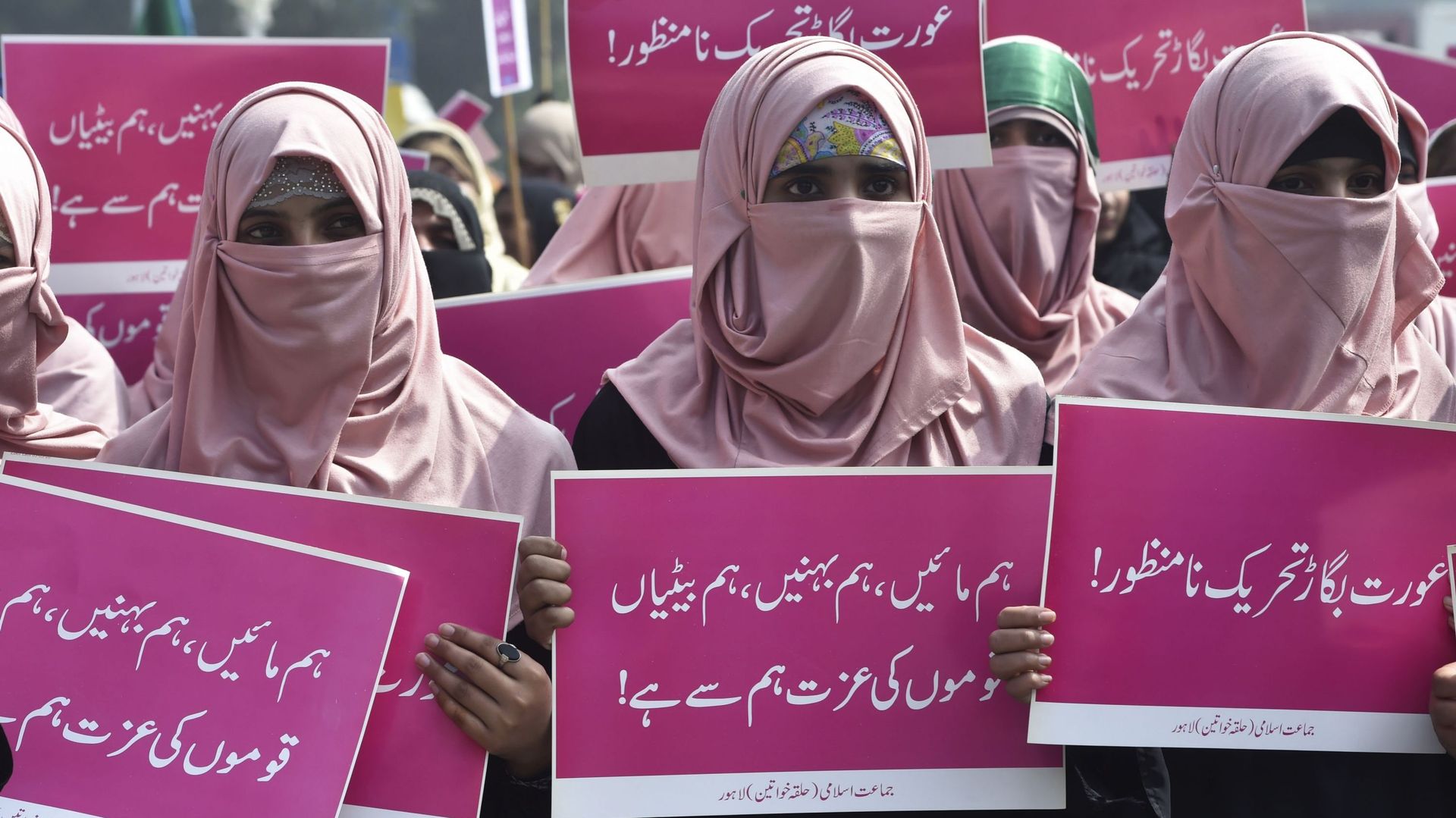 Au Pakistan, les femmes sont encore tuées par balle, au couteau, étranglées, lapidées ou brûlées pour avoir "sali l’honneur" de leur famille. 