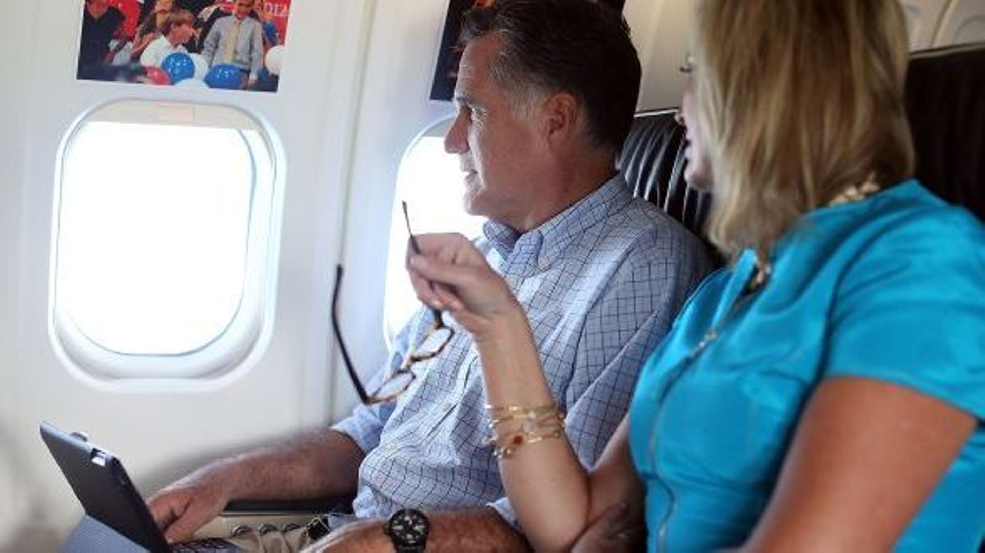 Mais pourquoi ne peut-on pas ouvrir les hublots d'un avion? Mitt Romney et son épouse