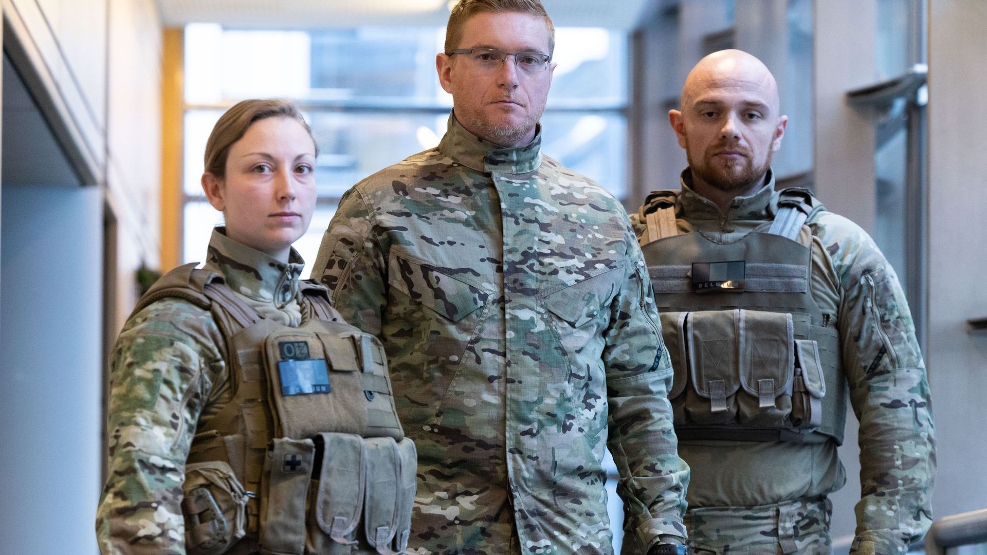 Des soldats, dont une femme, posent, le 1er avril 2022, pour présenter les nouveaux uniformes de l'armée belge.