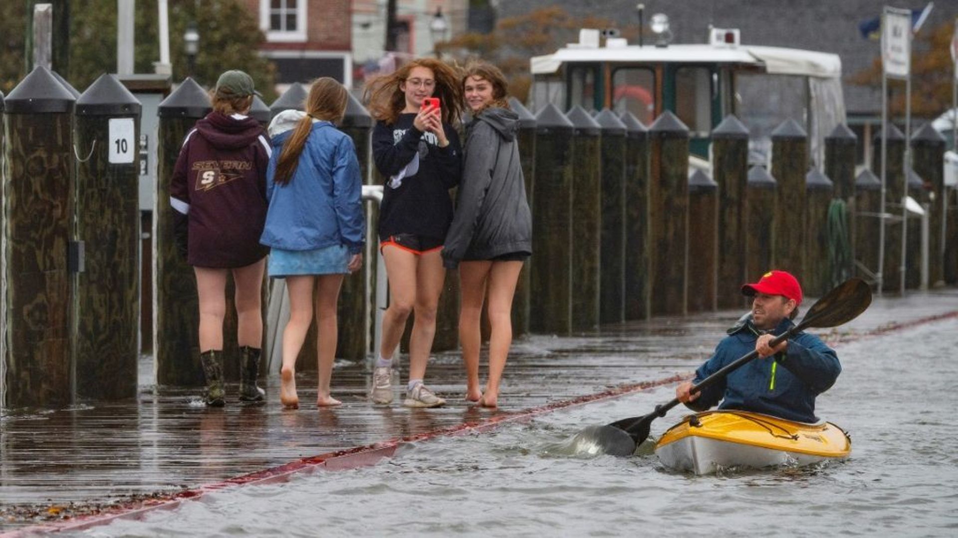 Un homme circule en kayak dans les rues inondées d'Annapolis, dans le Maryland, le 29 octobre 2021