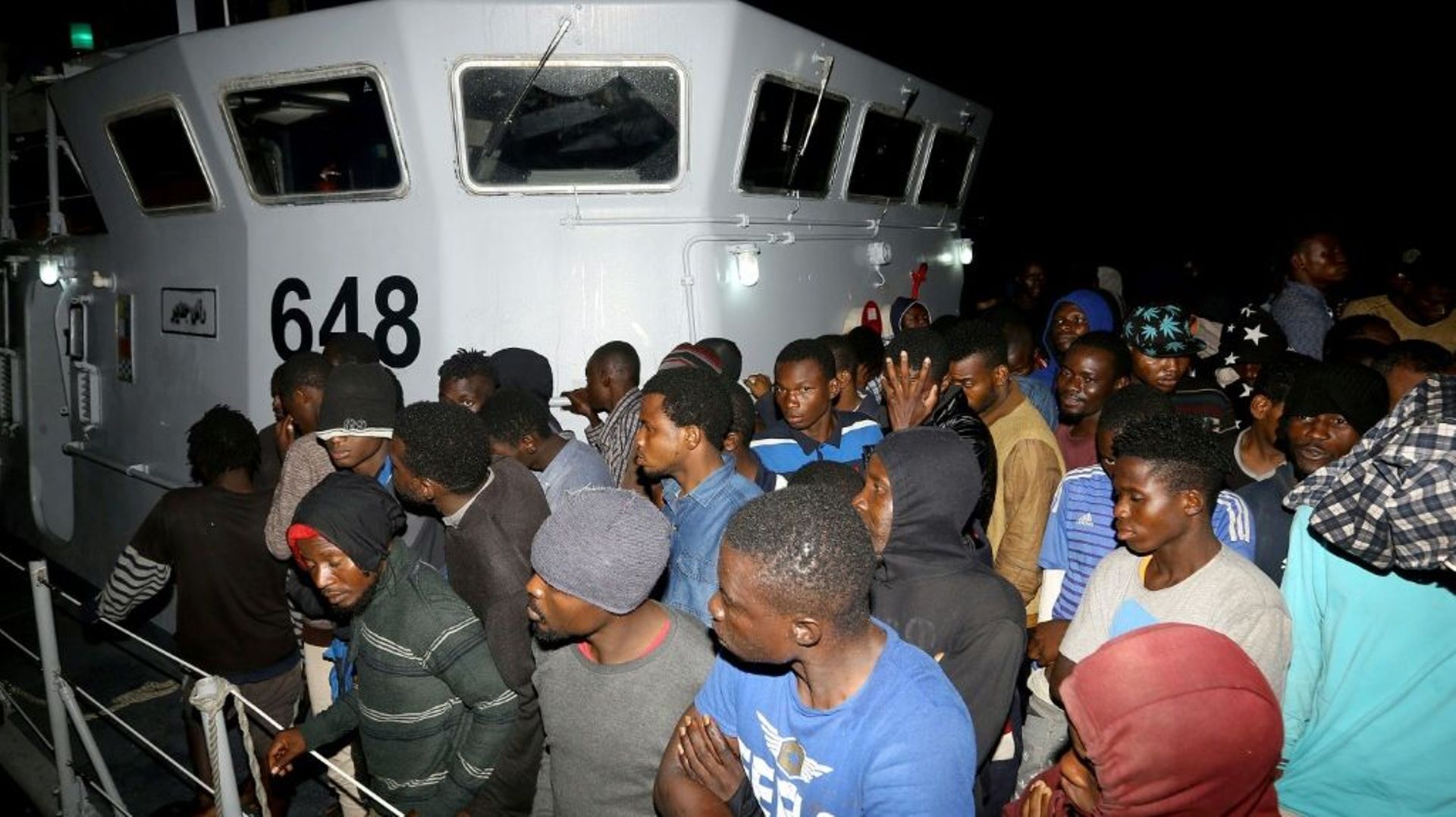 Des migrants arrivent à une base navale après avoir été secourus en mer, le 24 juin 2018 à Tripoli, en Libye