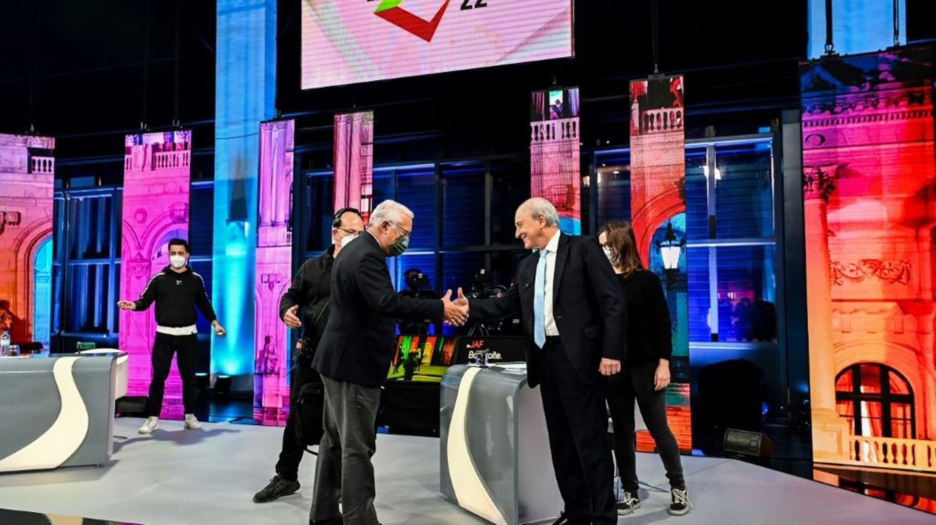 Le Premier ministre socialiste portugais sortant Antonio Costa (g) avant un débat télévisé avec son adversaire de centre droit Rui Rio dans les studios de la télévision publique RTP à Lisbonne, le 13 janvier 2022