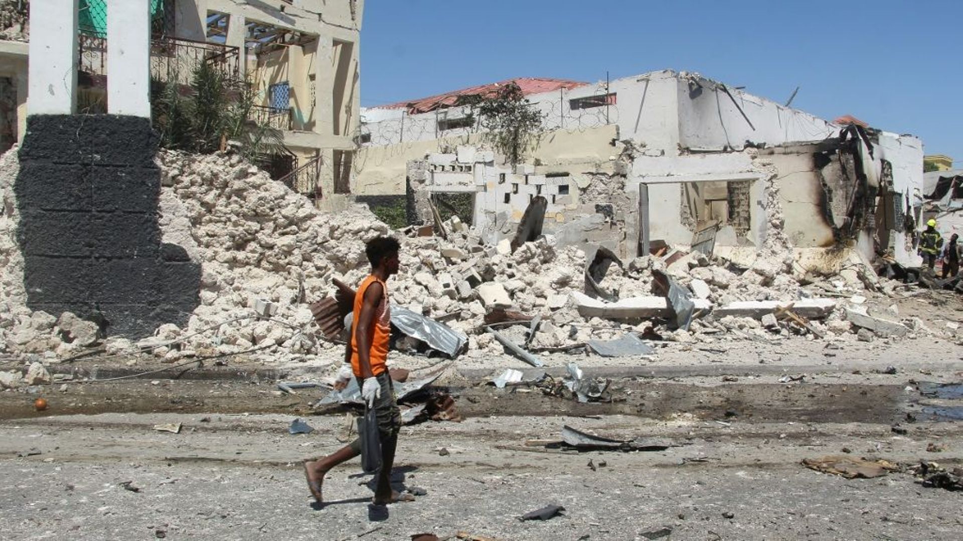 Le site de l'explosion de la voiture piégée à Mogadiscio le 12 janvier 2022