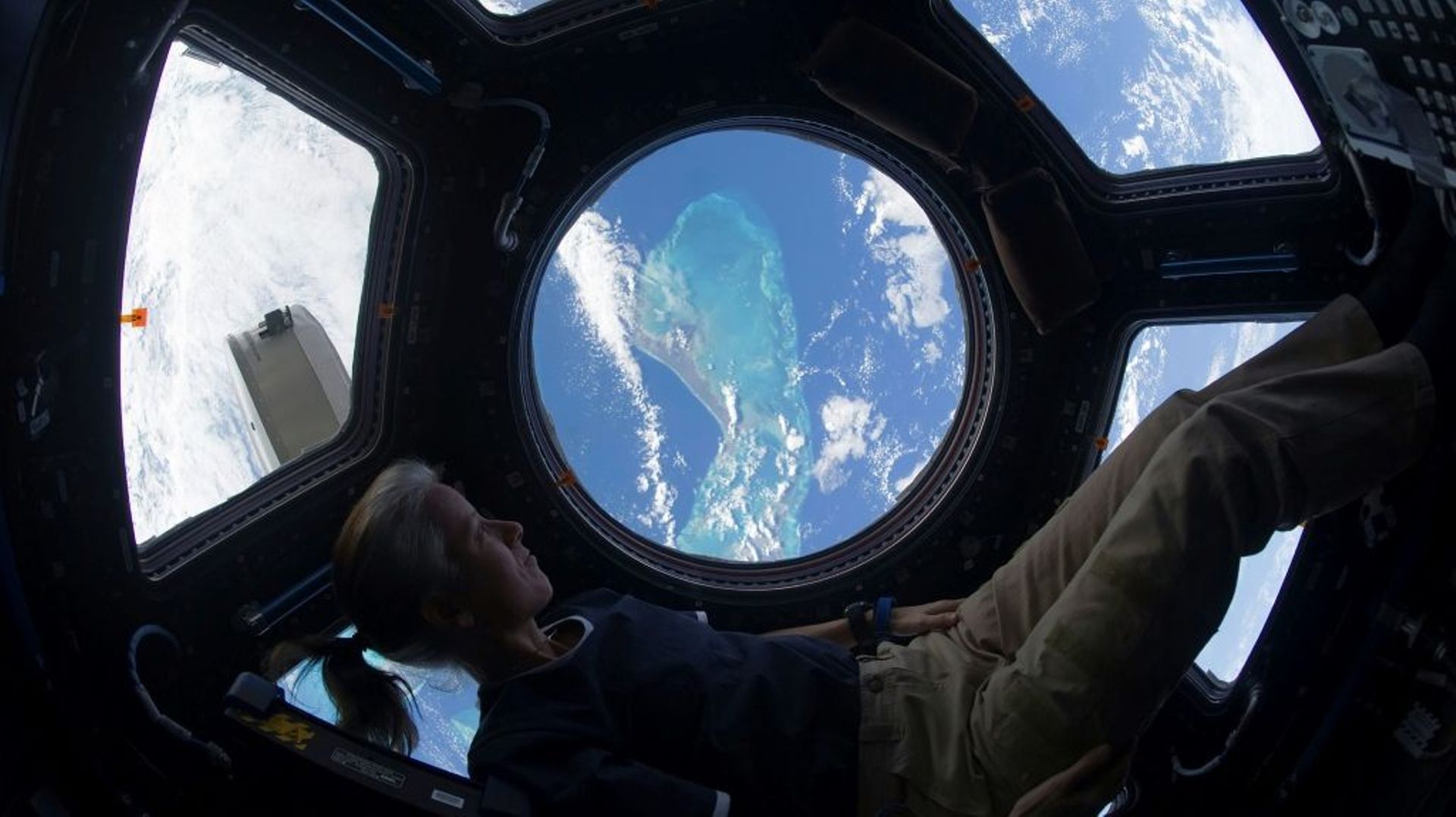 Shannon Walker dans la Station spatiale internationale le 25 novembre 2010