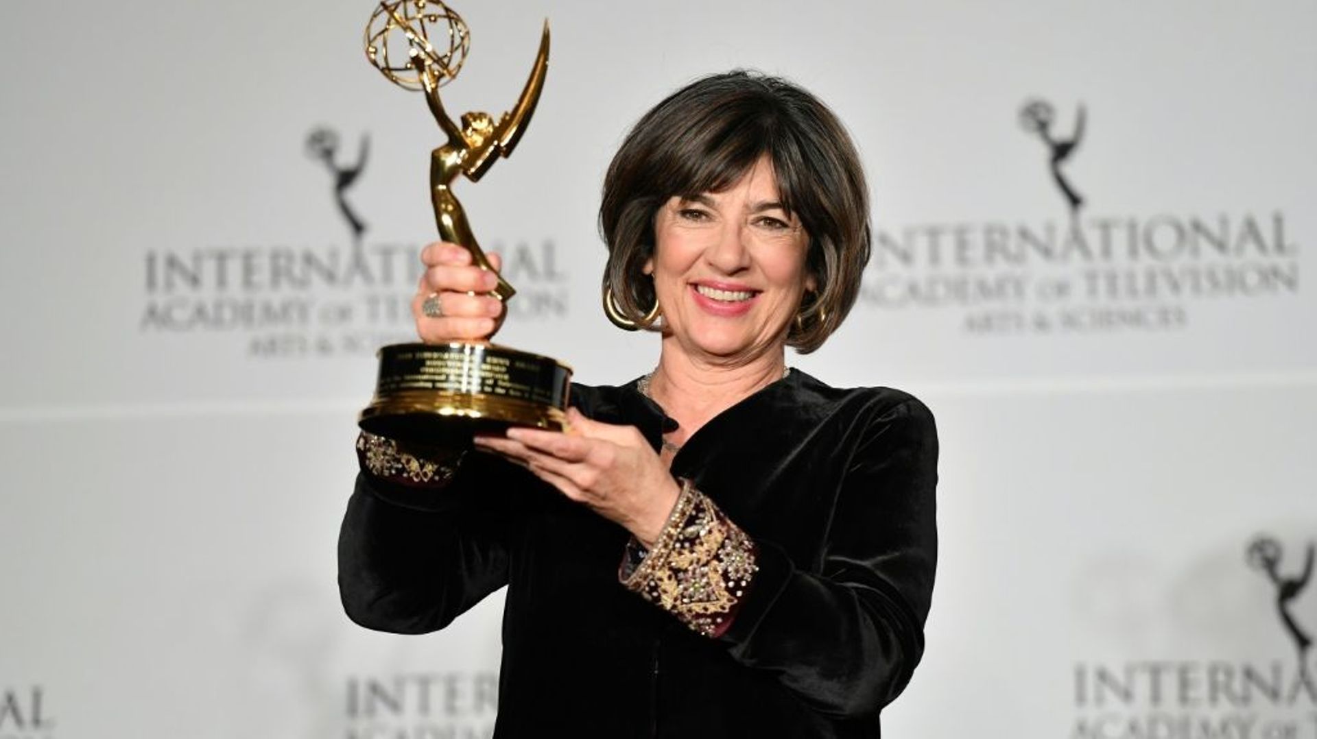 La journaliste de CNN Christiane Amanpour pose avec un Emmy Award à New York en novembre 2019